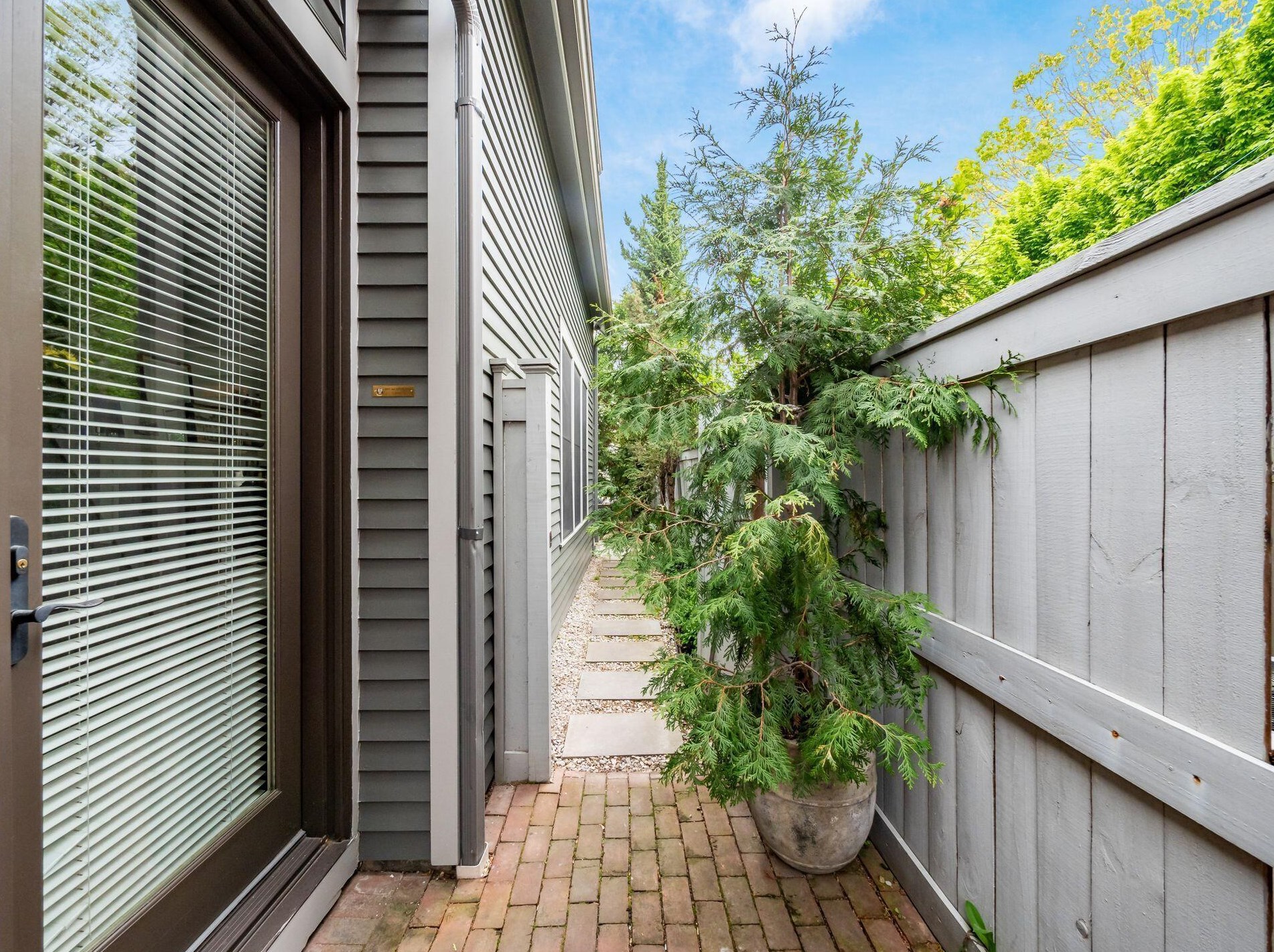 630 Mohawk St, Columbus OH  43206-1153 exterior