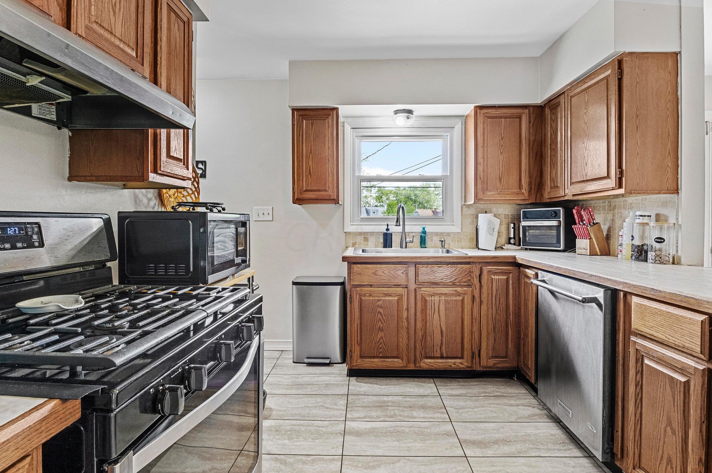 166 Buena Vis Ave, Columbus OH 43228-6122 exterior