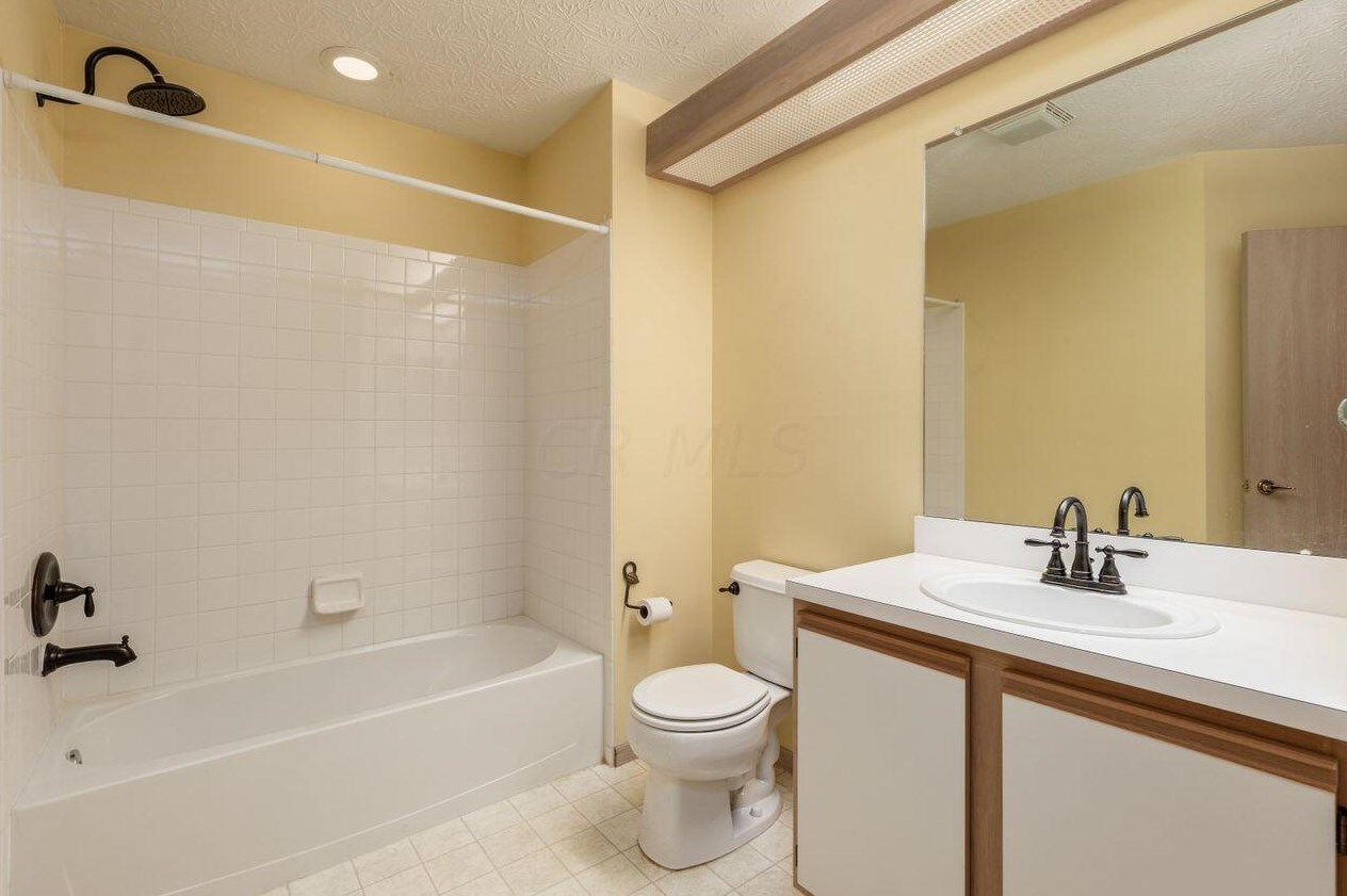 5551 Meadowood Ln, Westerville OH  43082-9463 exterior