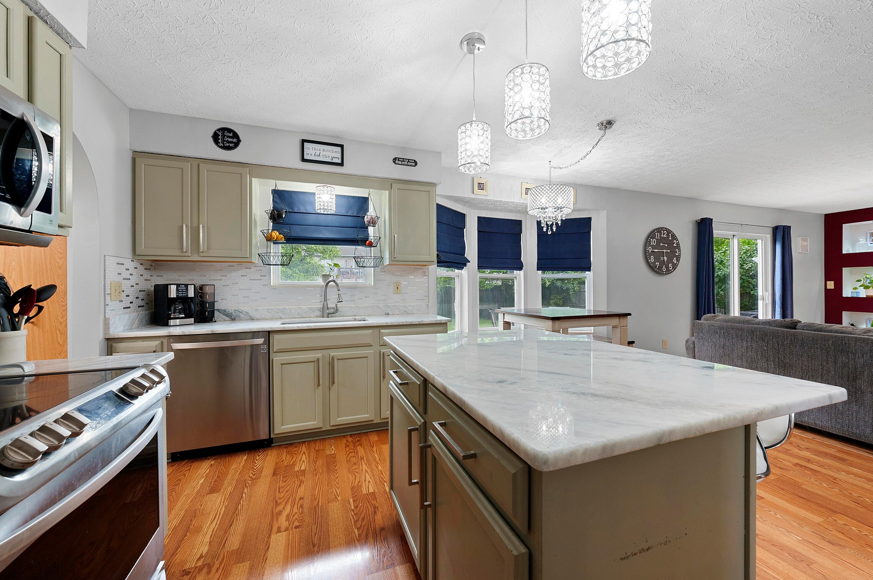 1559 Gardeau Ct, Columbus OH  43223-6227 exterior