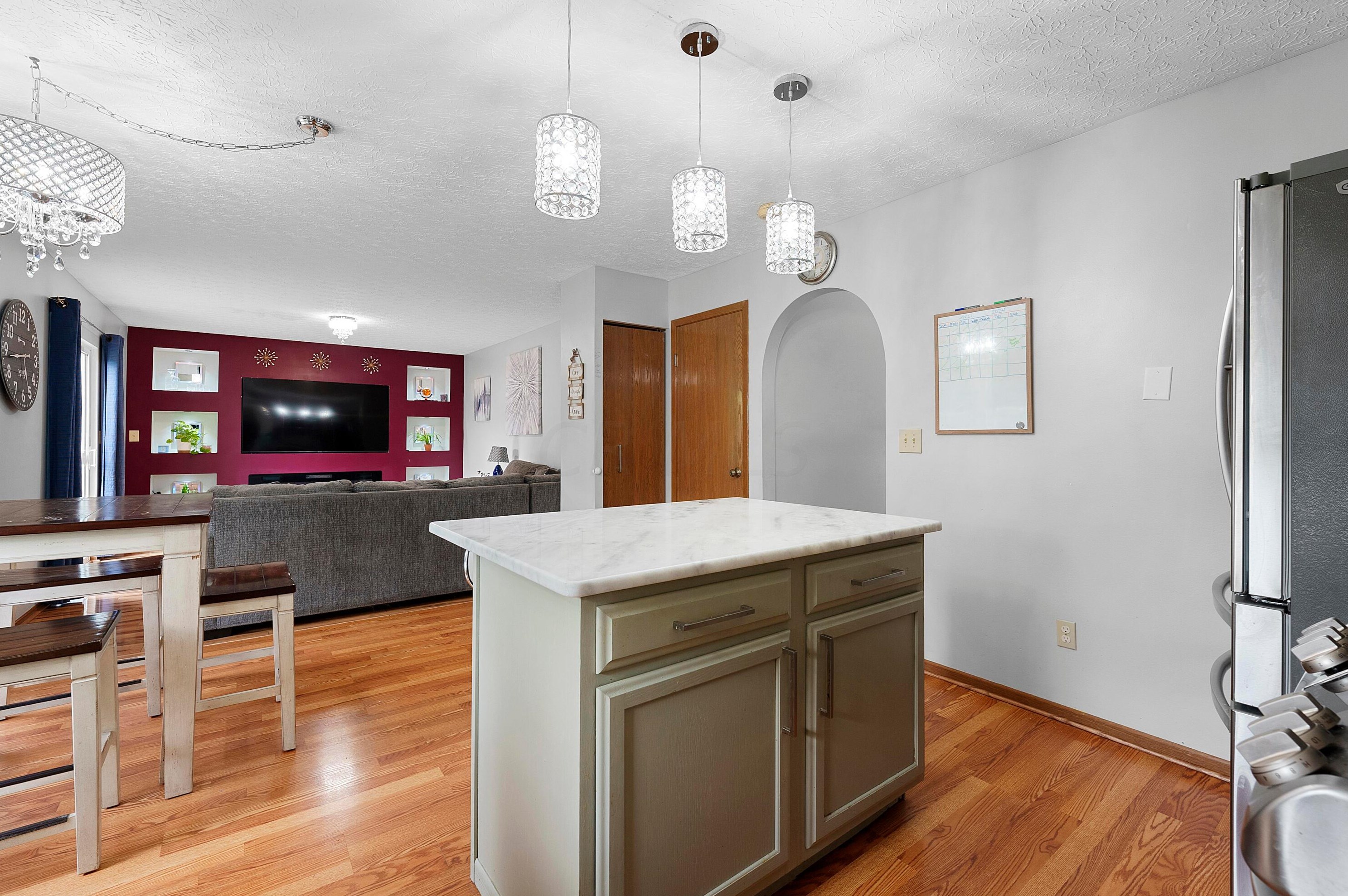 1559 Gardeau Ct, Columbus OH  43223-6227 exterior