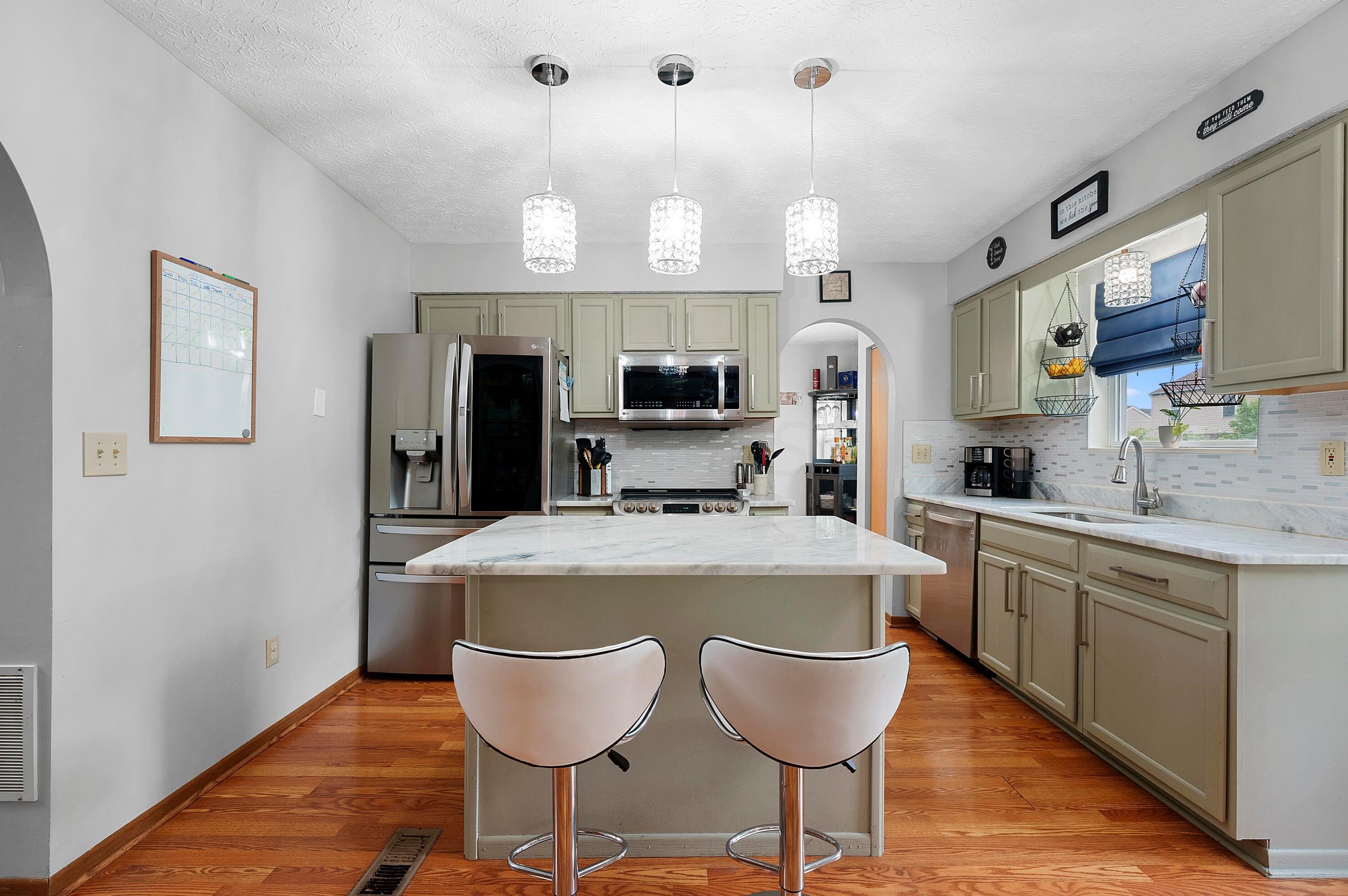 1559 Gardeau Ct, Columbus OH  43223-6227 exterior