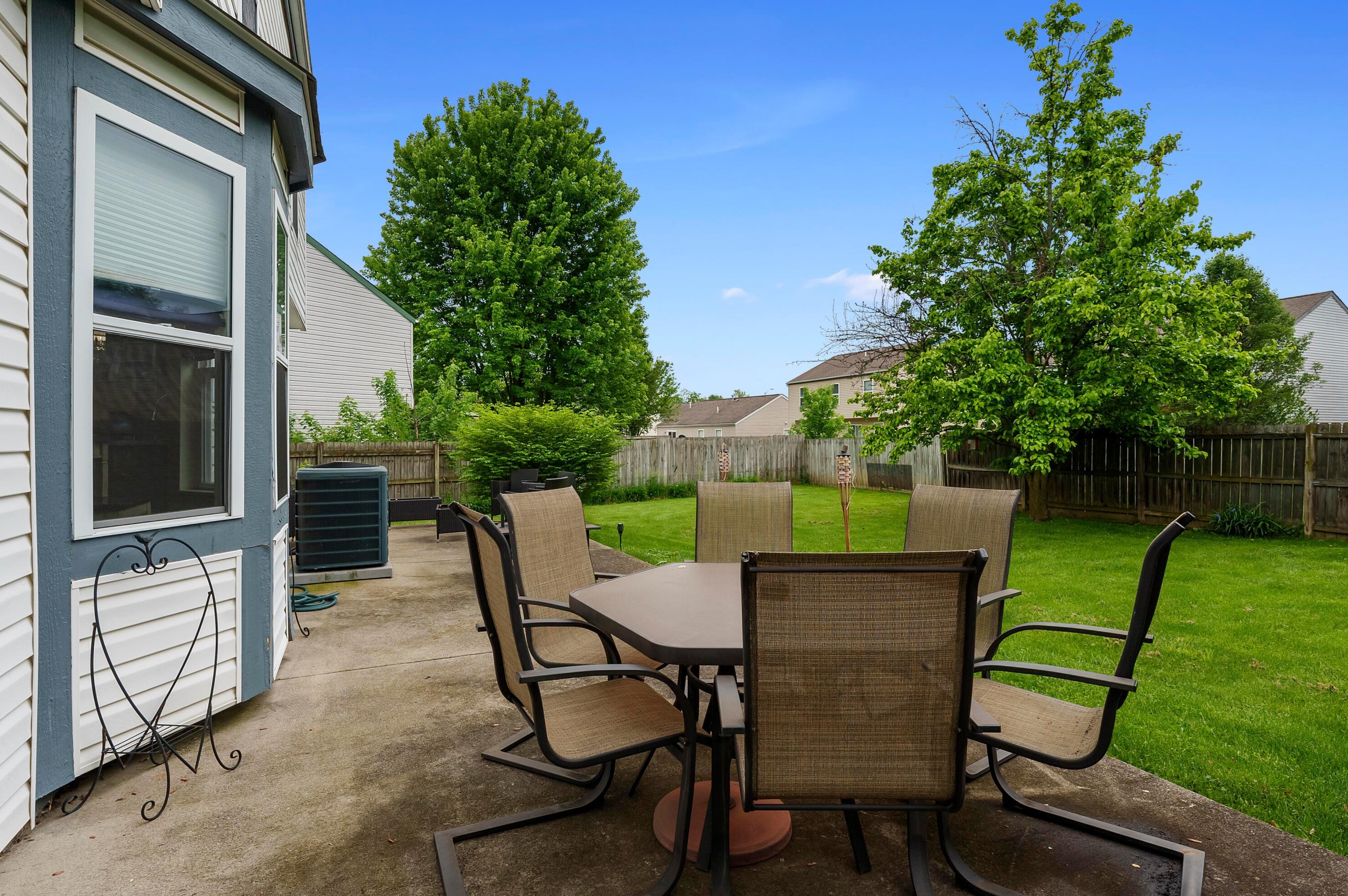 1559 Gardeau Ct, Columbus OH  43223-6227 exterior