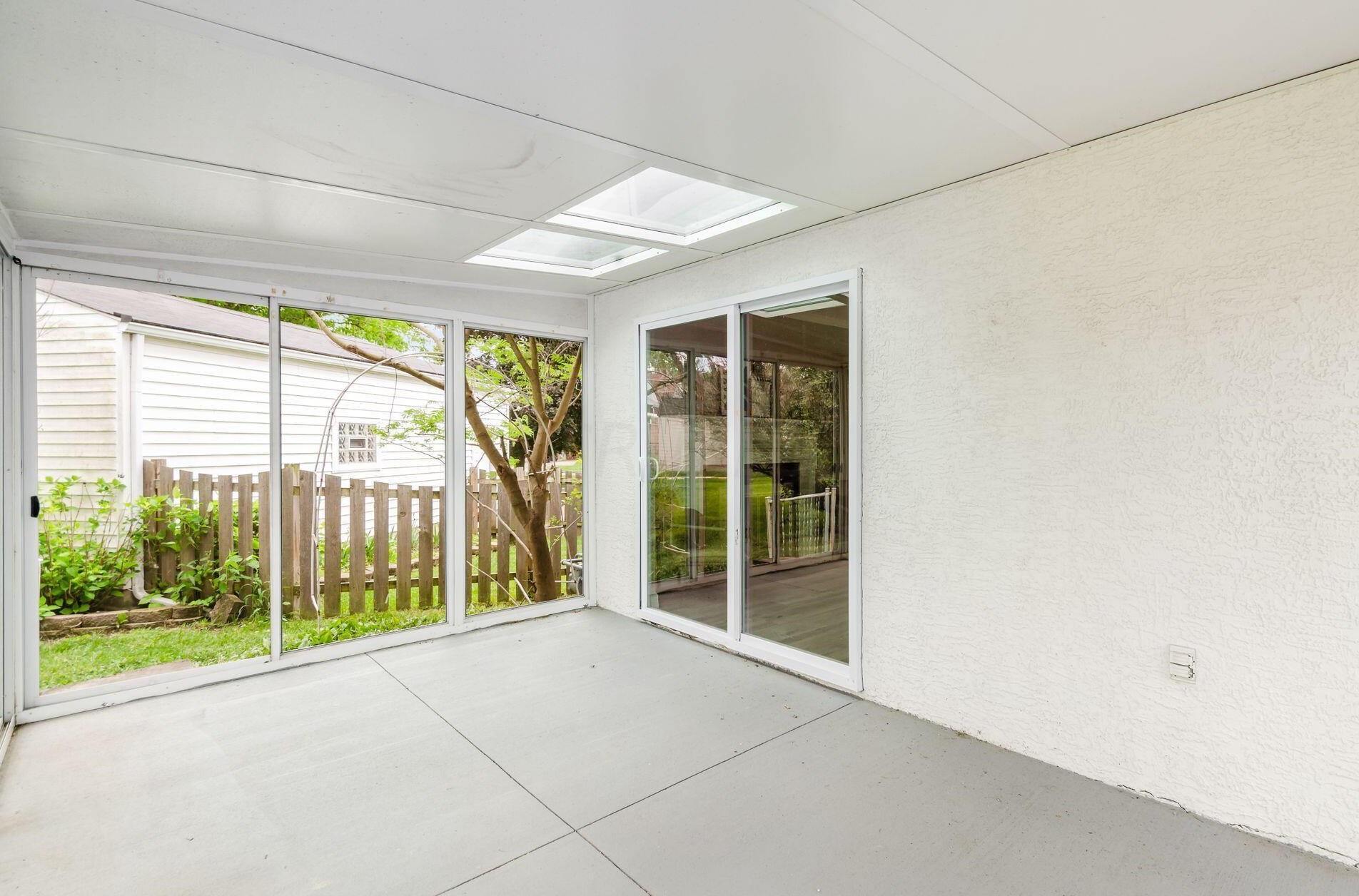 1094 Kenwick Rd, Columbus OH 43209-2582 exterior