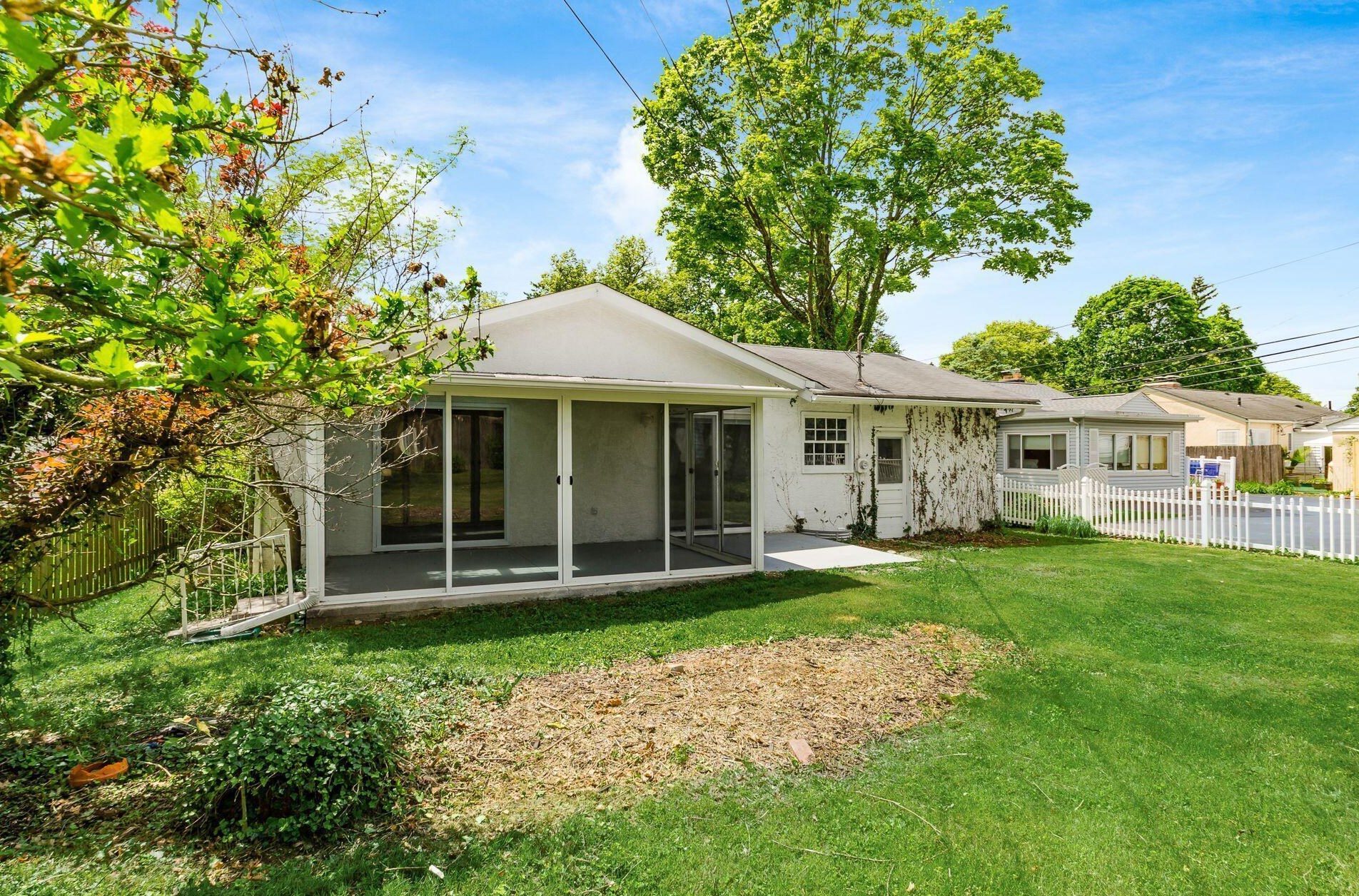 1094 Kenwick Rd, Columbus OH 43209-2582 exterior