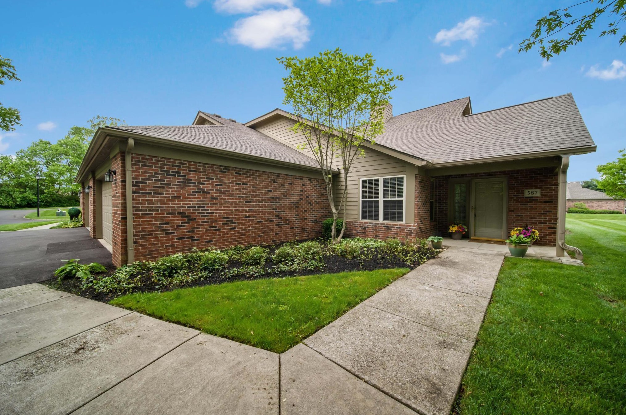 587 Piney Glen Dr, Columbus OH  43230-8420 exterior