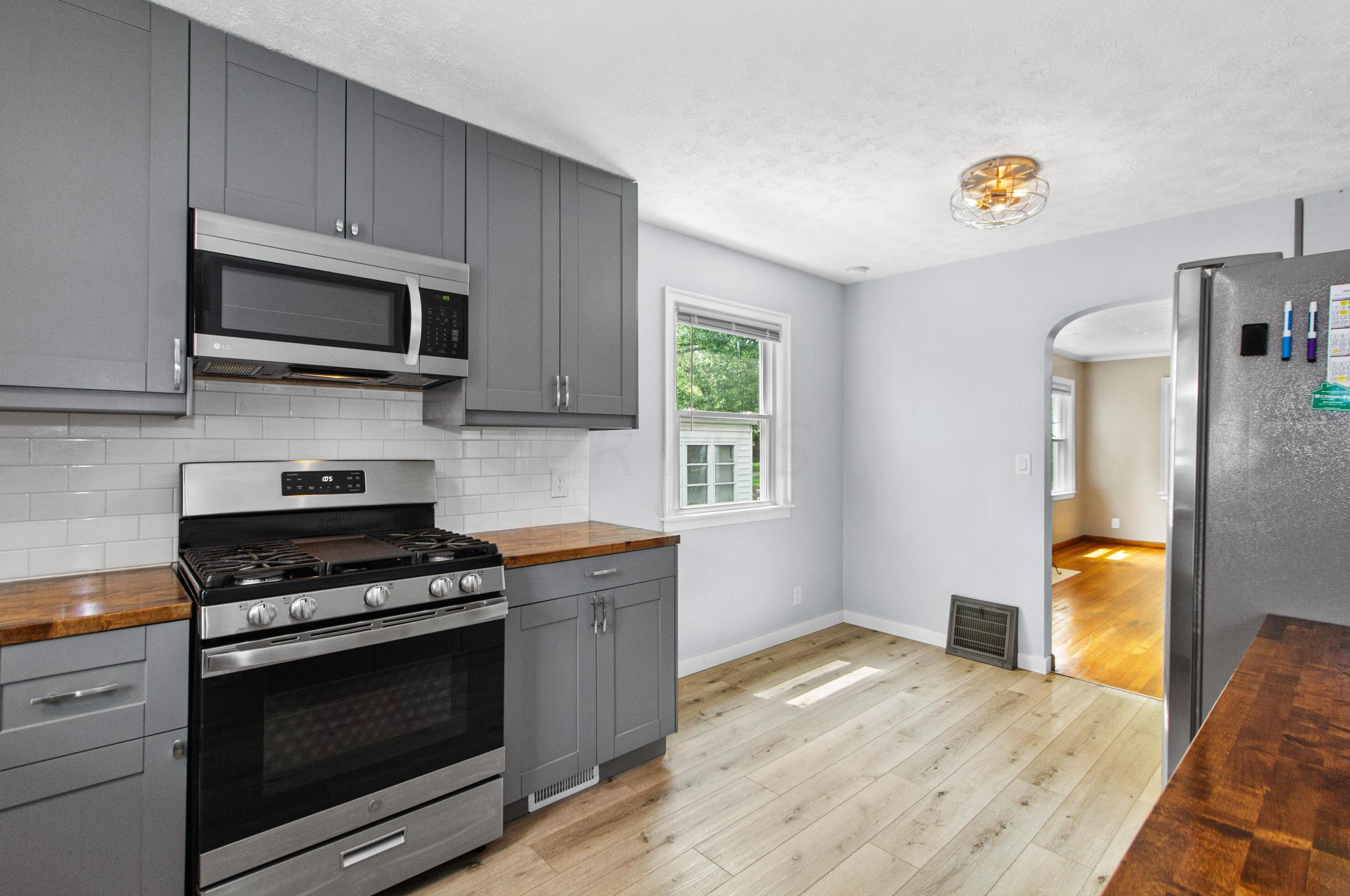 3028 Oaklawn St, Columbus OH  43224-4353 exterior