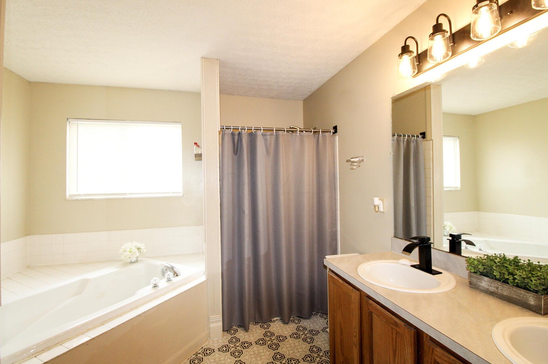 233 Oxford Dr, Pataskala OH  exterior