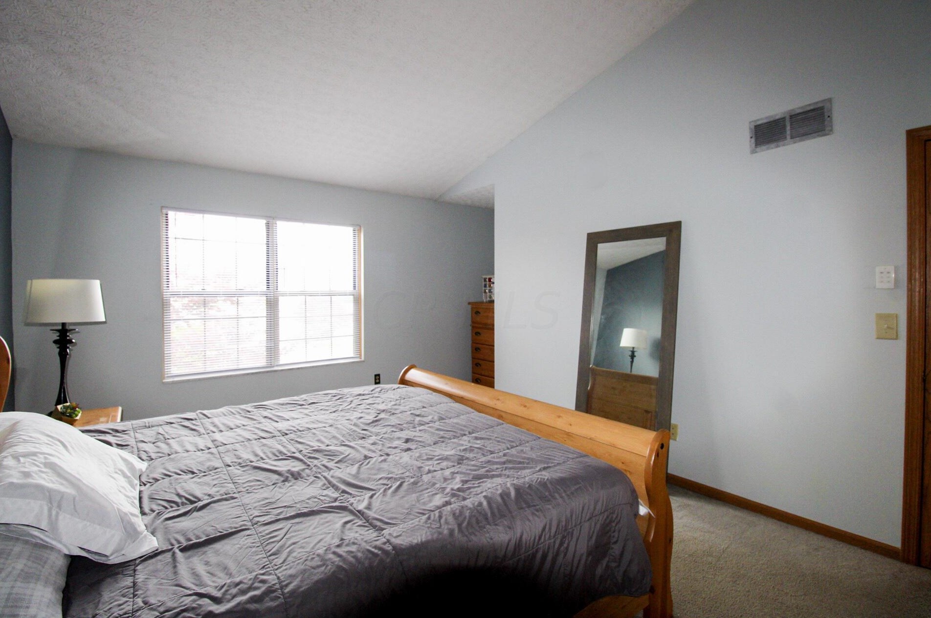 233 Oxford Dr, Pataskala OH  exterior