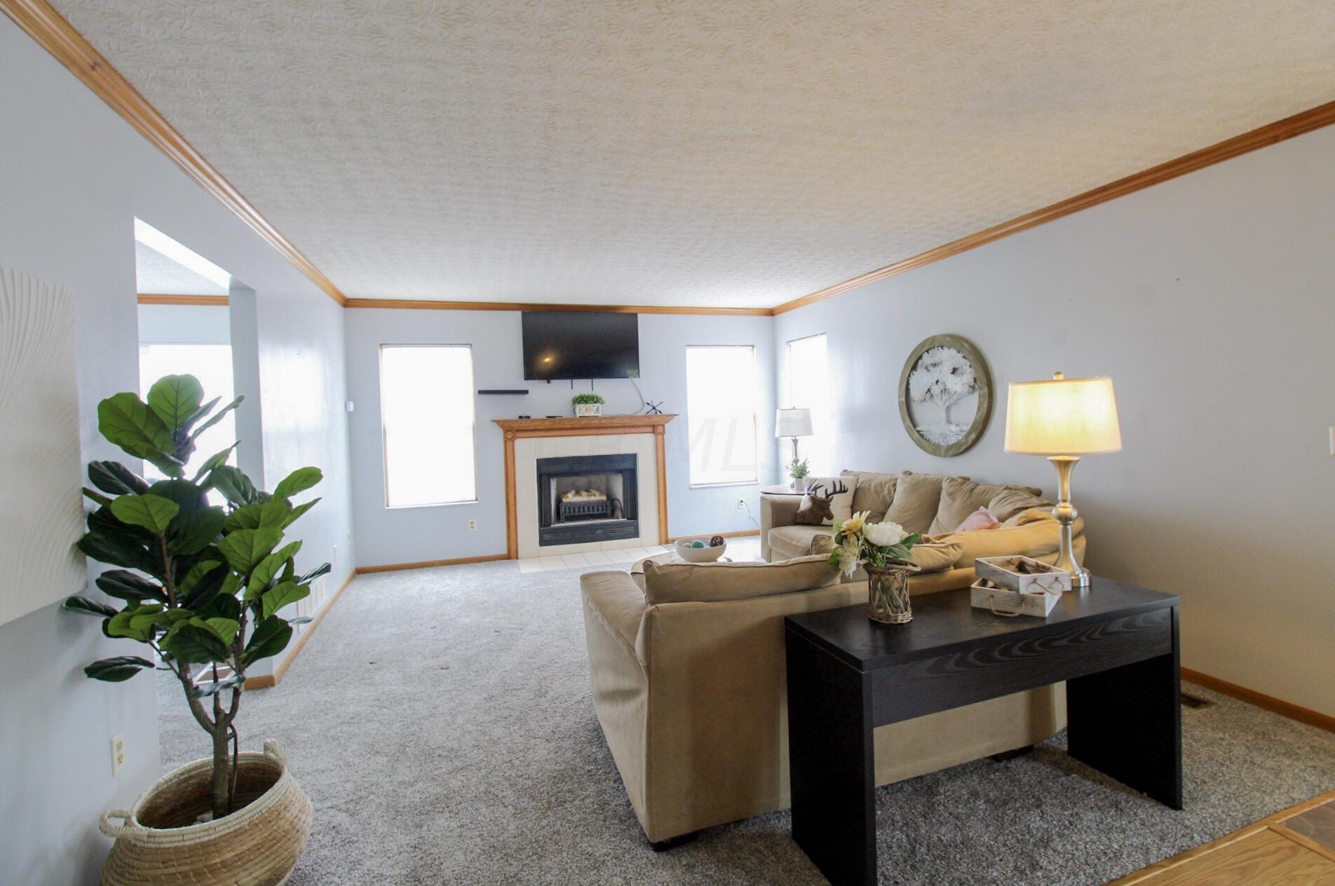 233 Oxford Dr, Pataskala OH  exterior