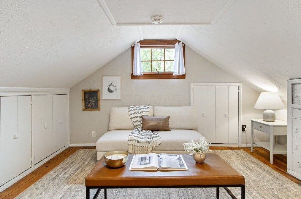 219 Royal Forest Blvd, Columbus OH  43214-2127 exterior