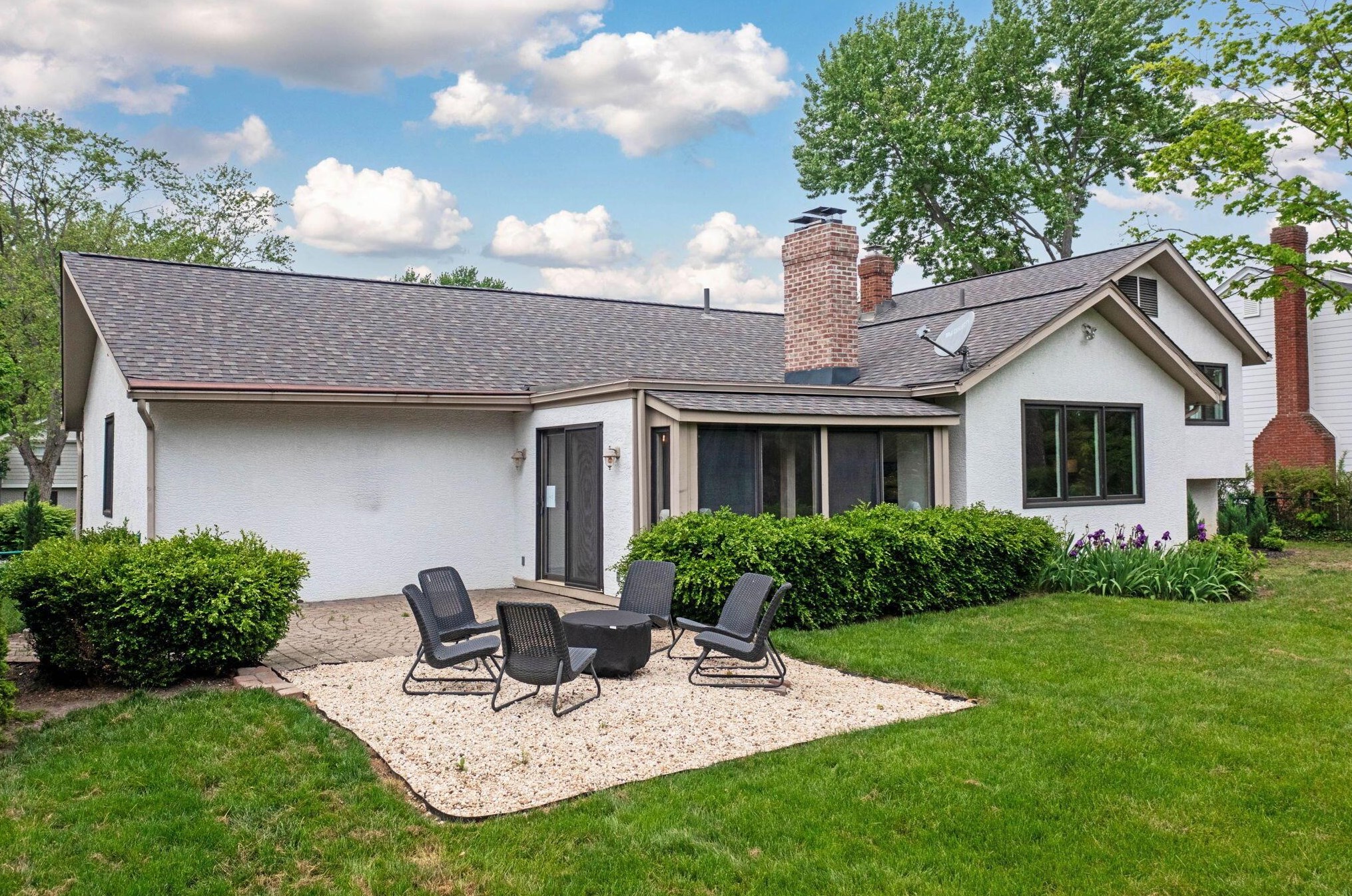 4160 Chadbourne Dr, Columbus OH  43220-3918 exterior