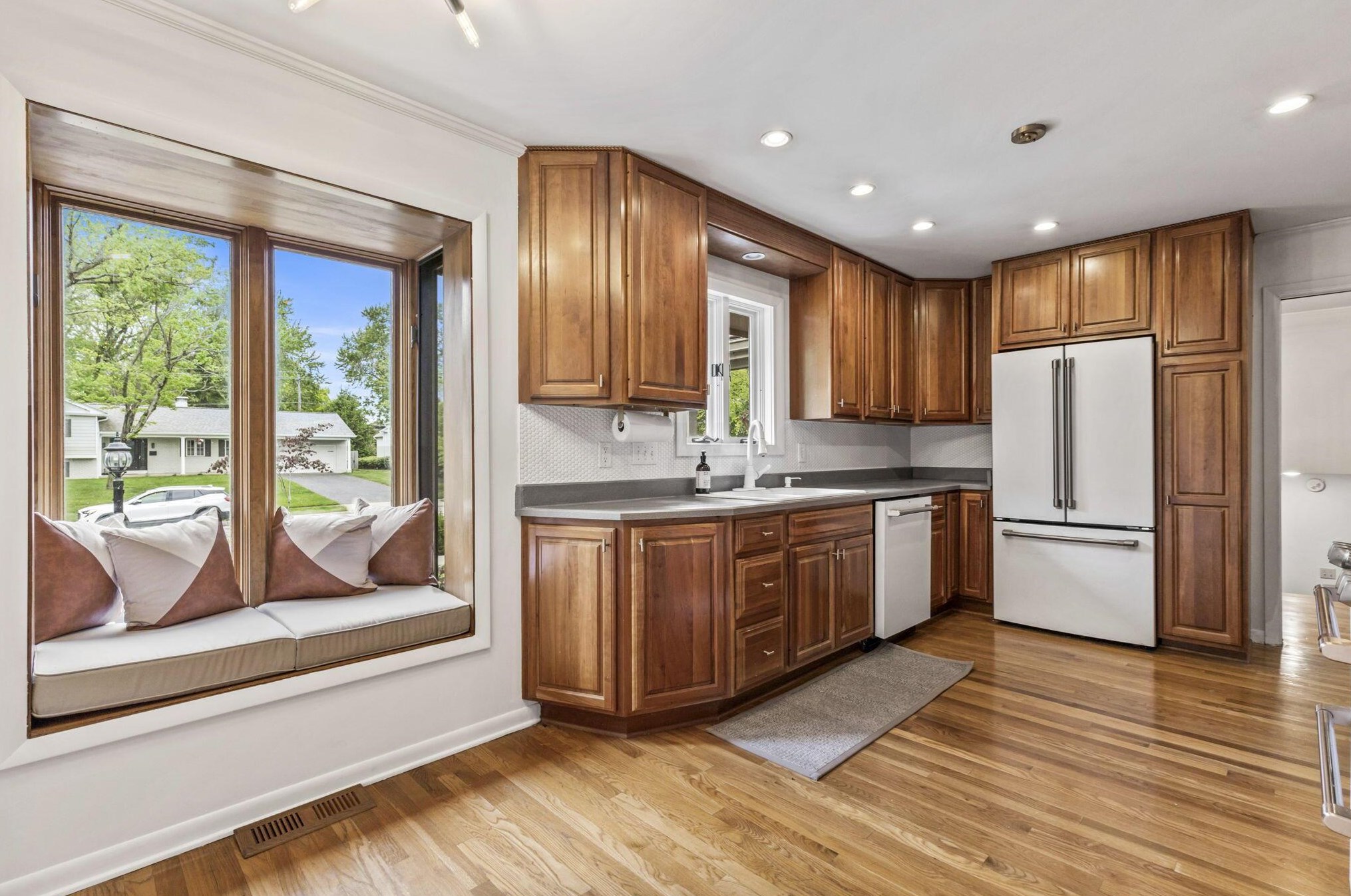 4160 Chadbourne Dr, Columbus OH  43220-3918 exterior