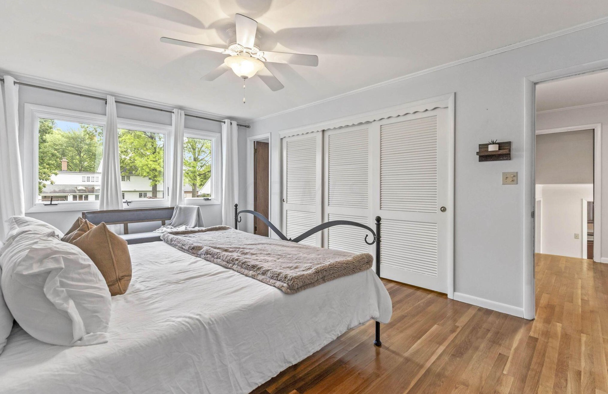 4160 Chadbourne Dr, Columbus OH  43220-3918 exterior