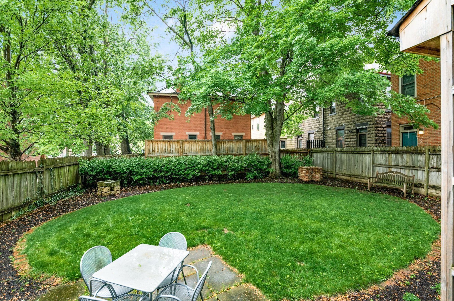 58 Warren St, Columbus OH 43215-1525 exterior