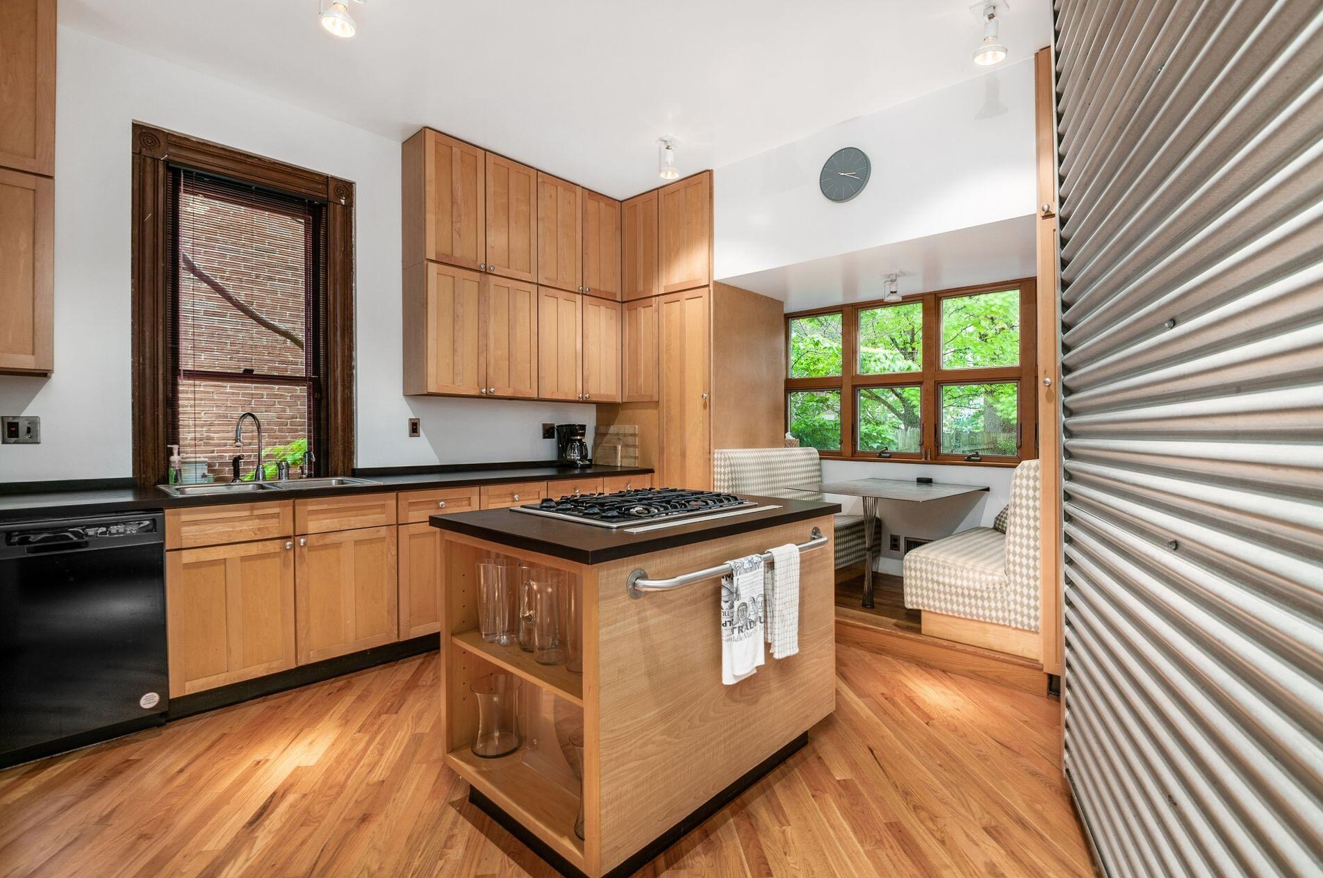 58 Warren St, Columbus OH 43215-1525 exterior