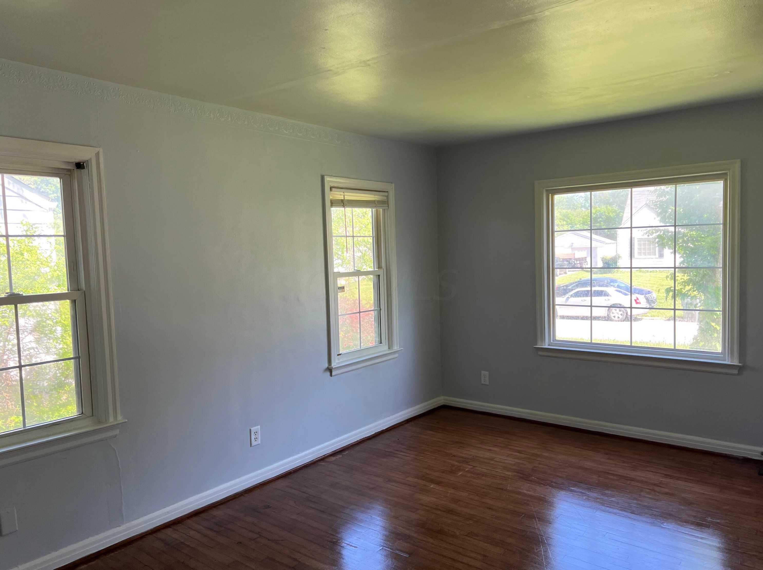 2493 Meredith Dr, Columbus OH 43219-1461 exterior