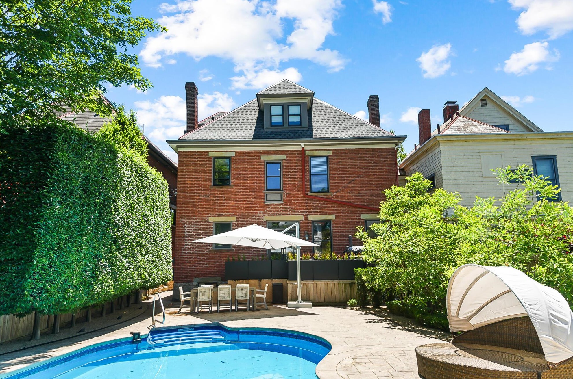 158 Buttles Ave, Columbus OH 43215-1402 exterior