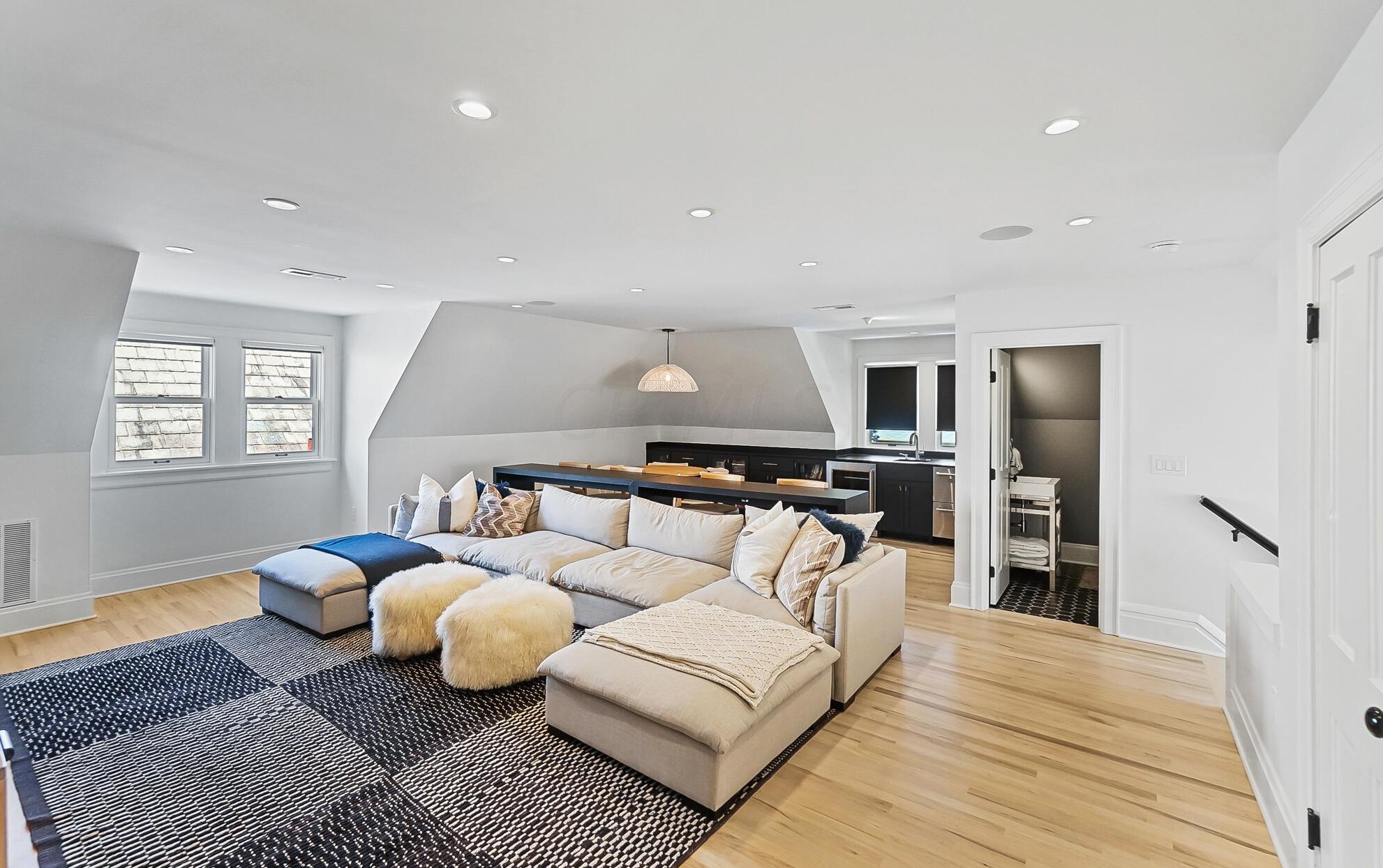 158 Buttles Ave, Columbus OH 43215-1402 exterior