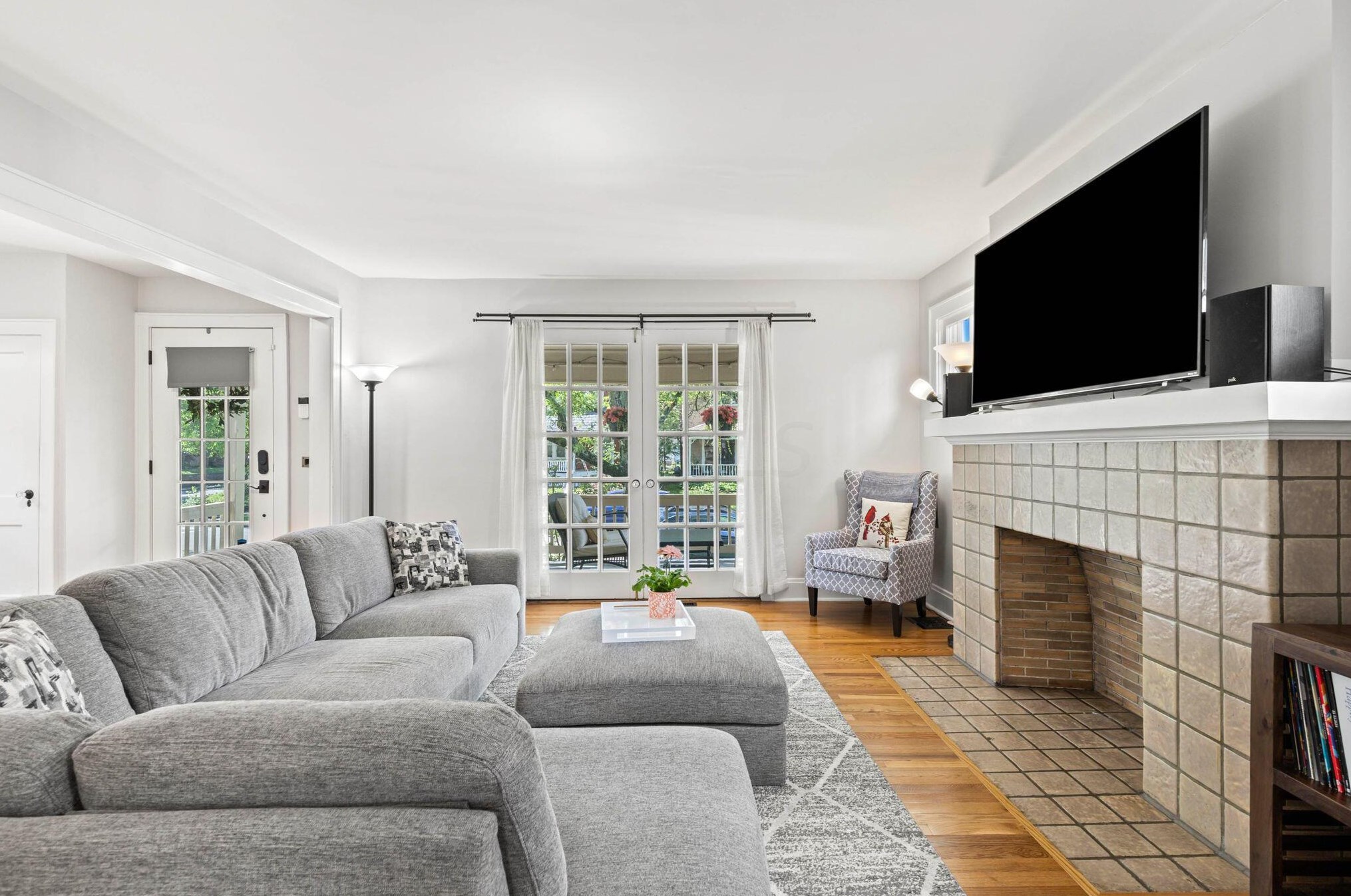 210 Tibet Rd, Columbus OH  43202-1438 exterior