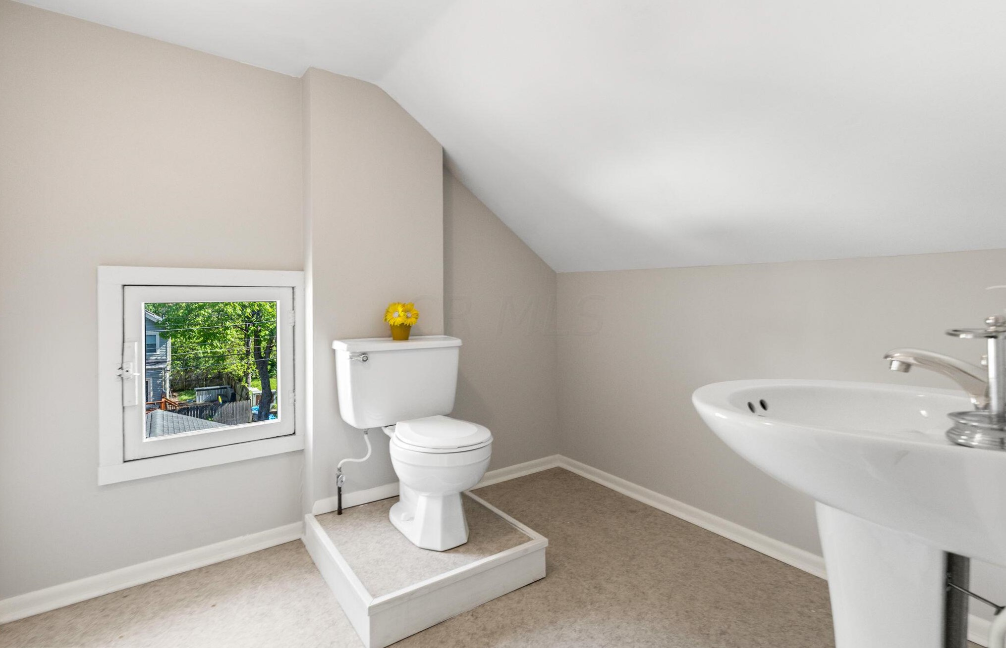 210 Tibet Rd, Columbus OH  43202-1438 exterior