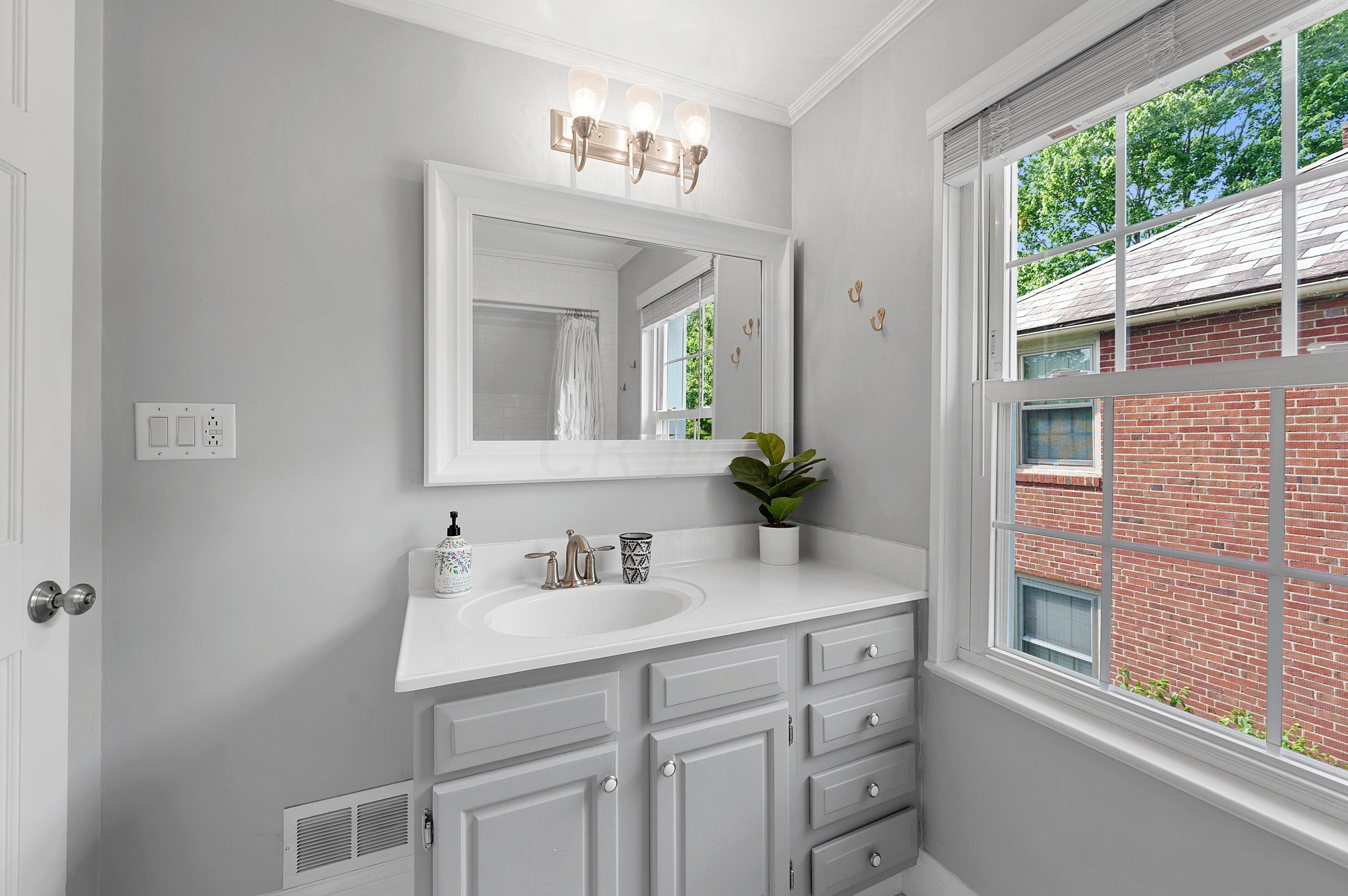 232 Stanwood Rd, Columbus OH 43209-1161 exterior