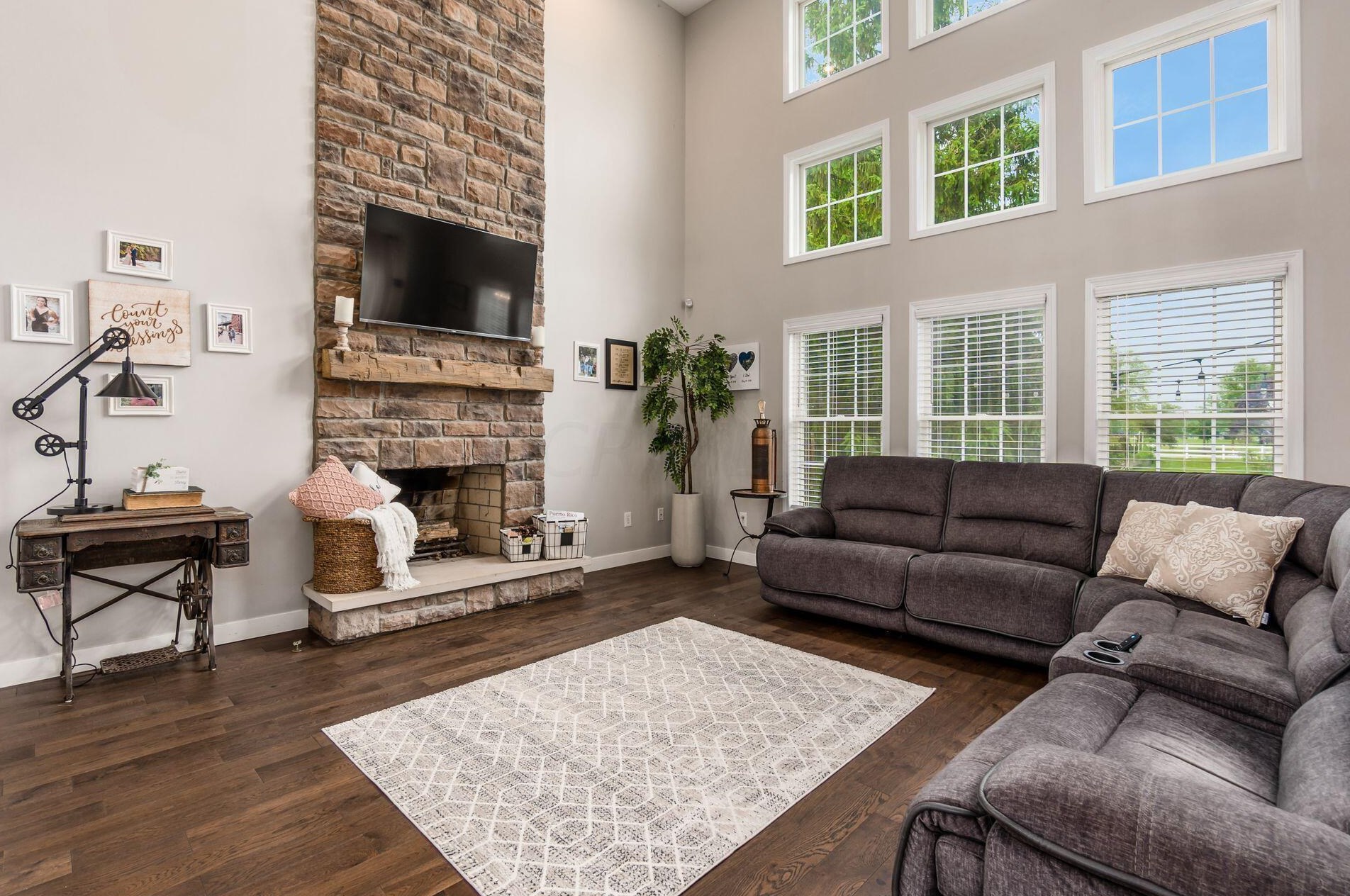 4062 Treebrook Dr, Hilliard OH  43026-7312 exterior