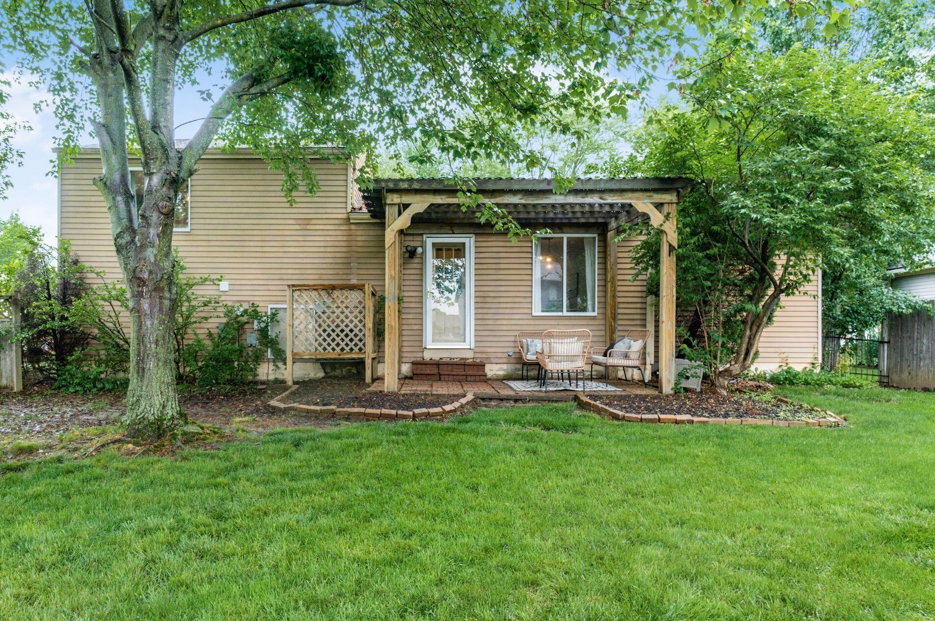 6285 Barnside Dr, Cnl Wnchstr OH  43110-9776 exterior