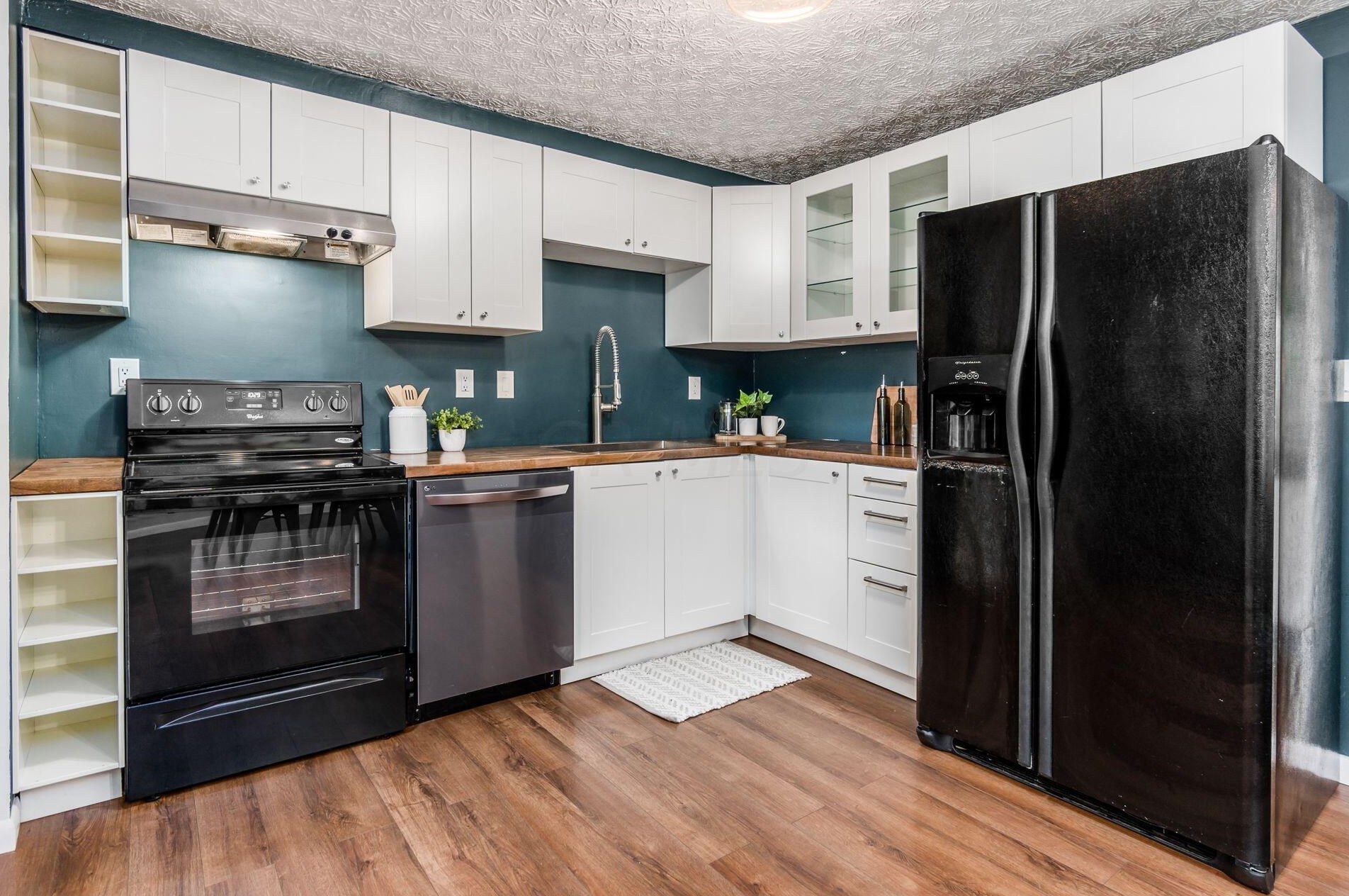 6285 Barnside Dr, Cnl Wnchstr OH  43110-9776 exterior