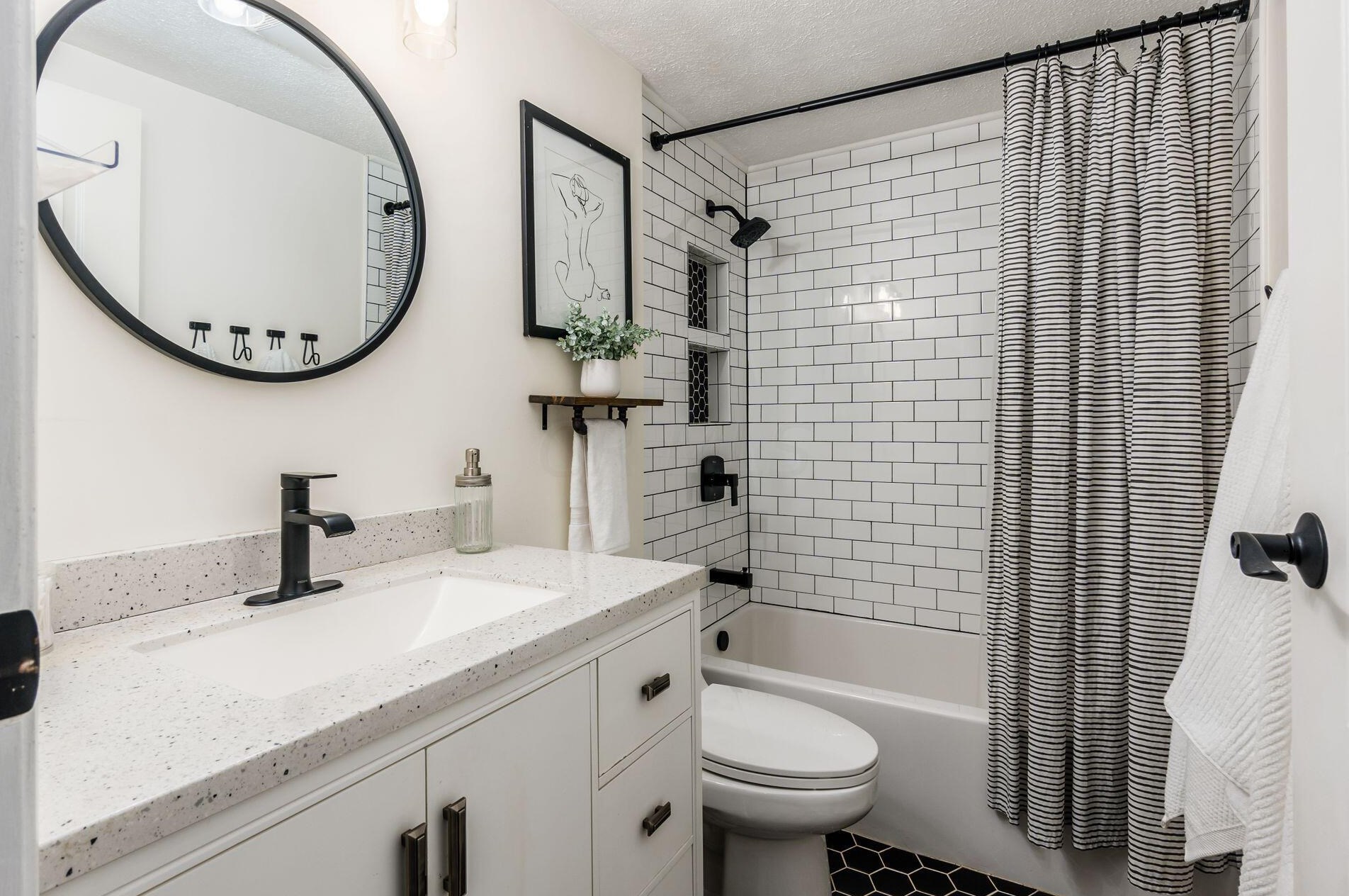 6285 Barnside Dr, Cnl Wnchstr OH  43110-9776 exterior