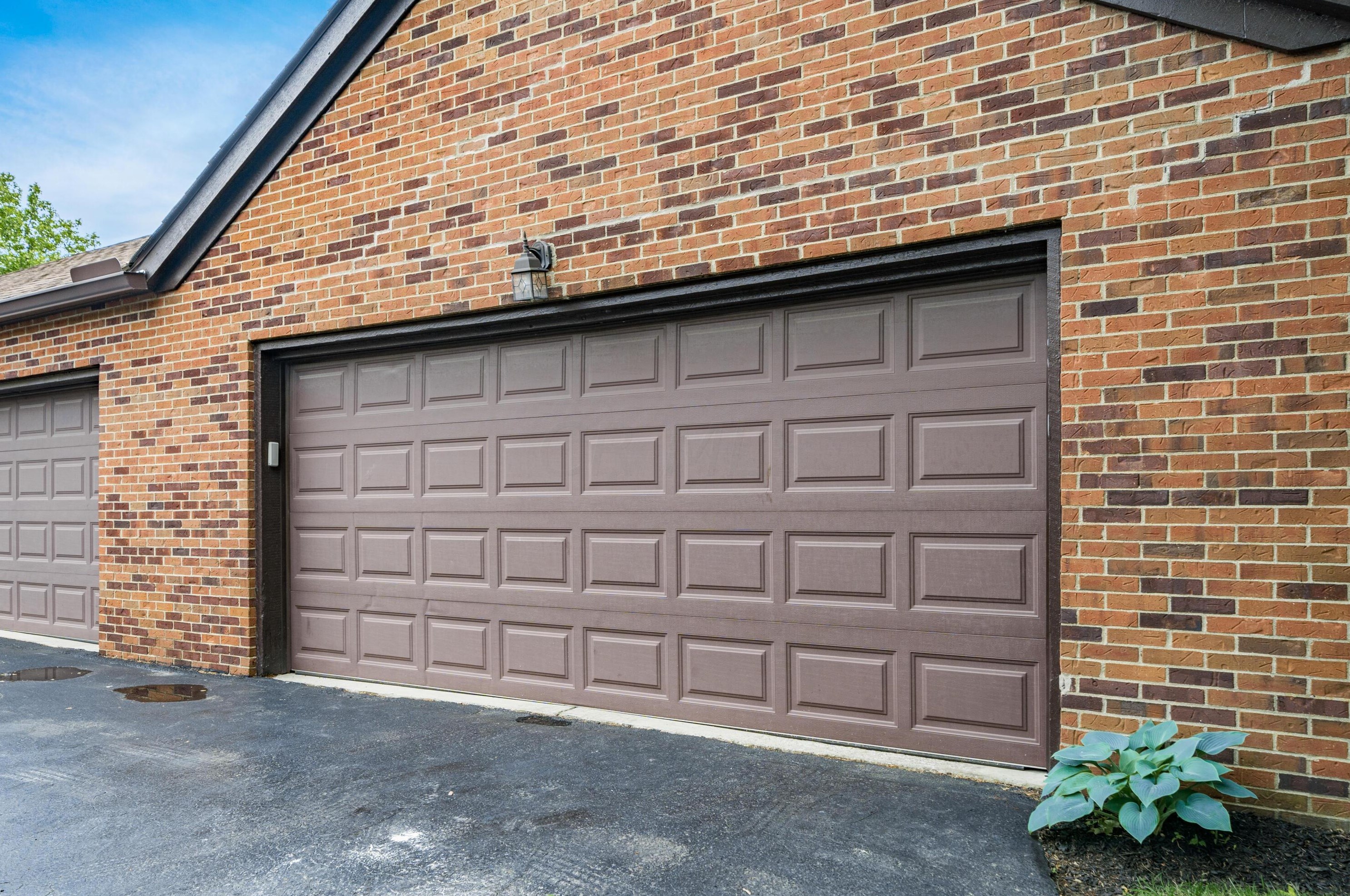 2101 Coach Rd, Columbus OH 43220-2941 exterior