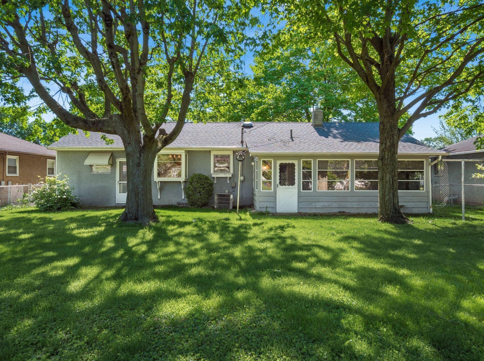 171 Maple Dr, Columbus OH 43228-1110 exterior