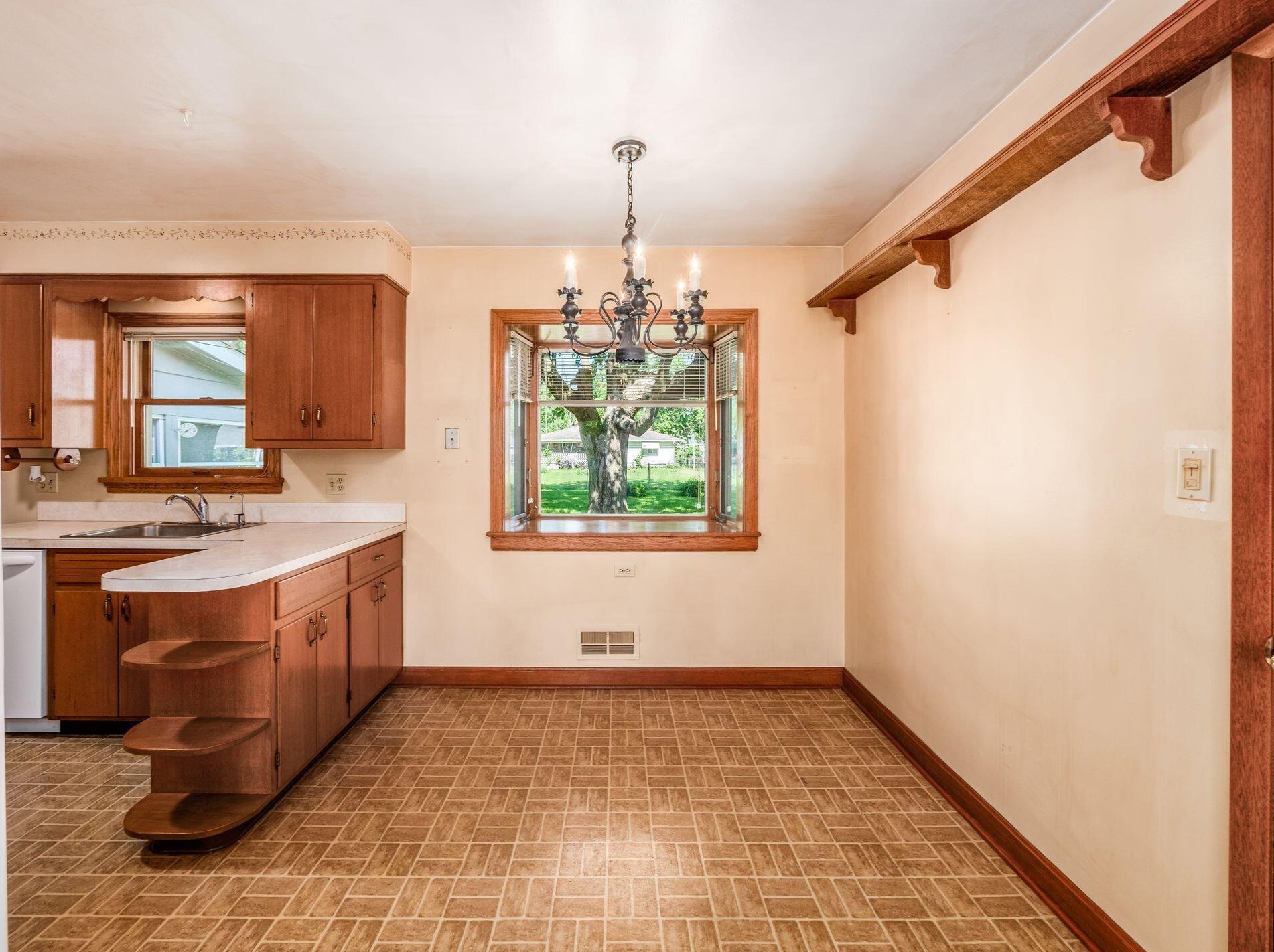 171 Maple Dr, Columbus OH 43228-1110 exterior