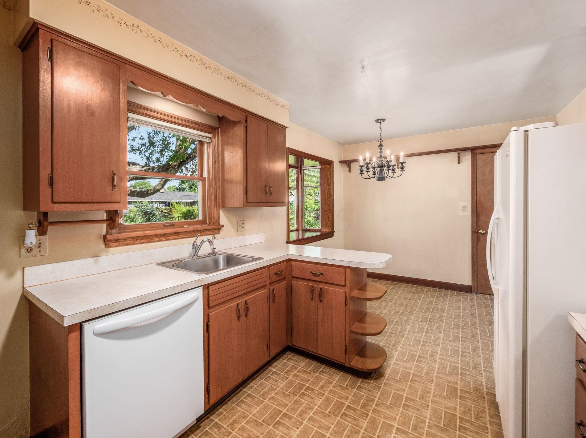 171 Maple Dr, Columbus OH 43228-1110 exterior