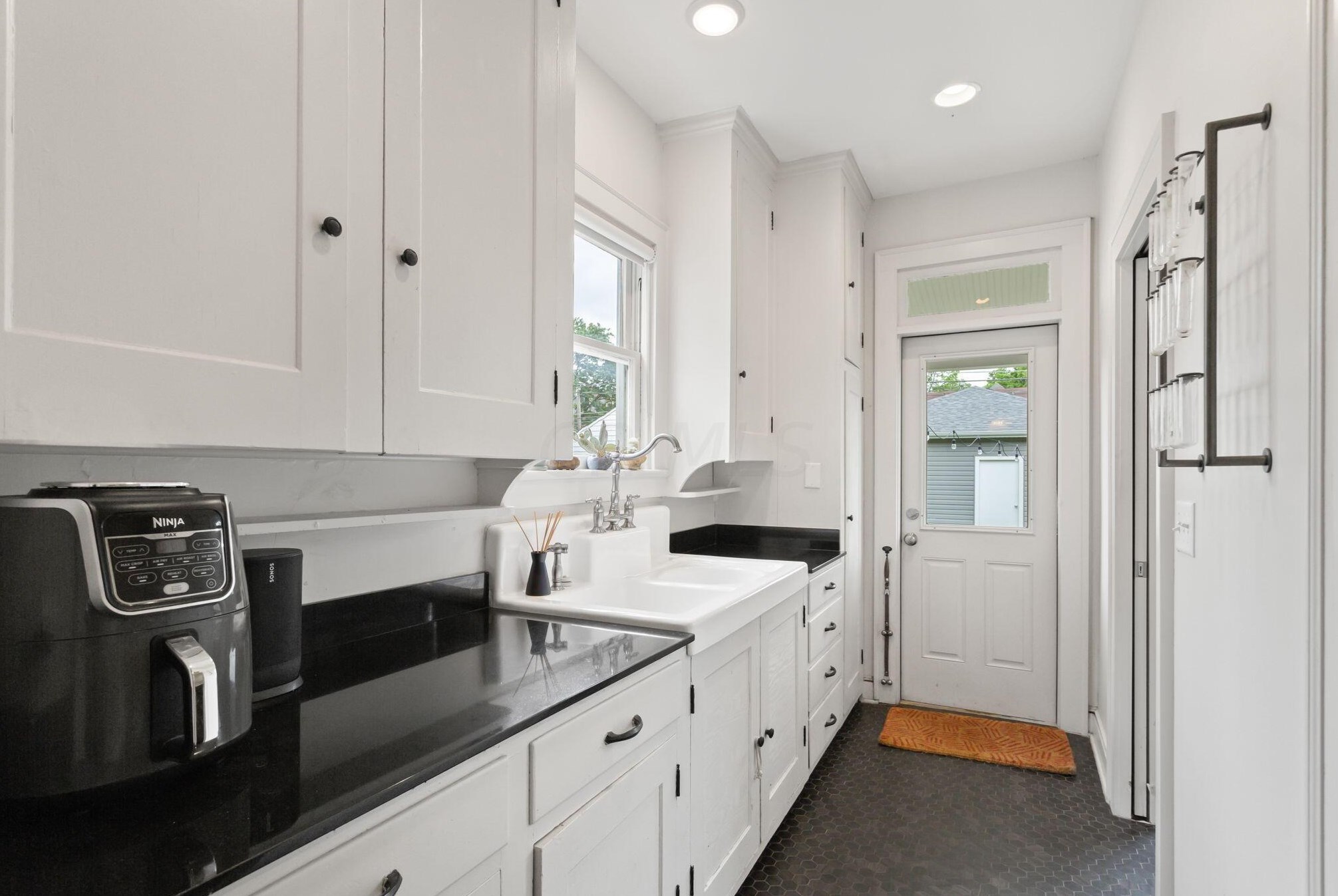 1337 Hunter Ave, Columbus OH 43201-2773 exterior