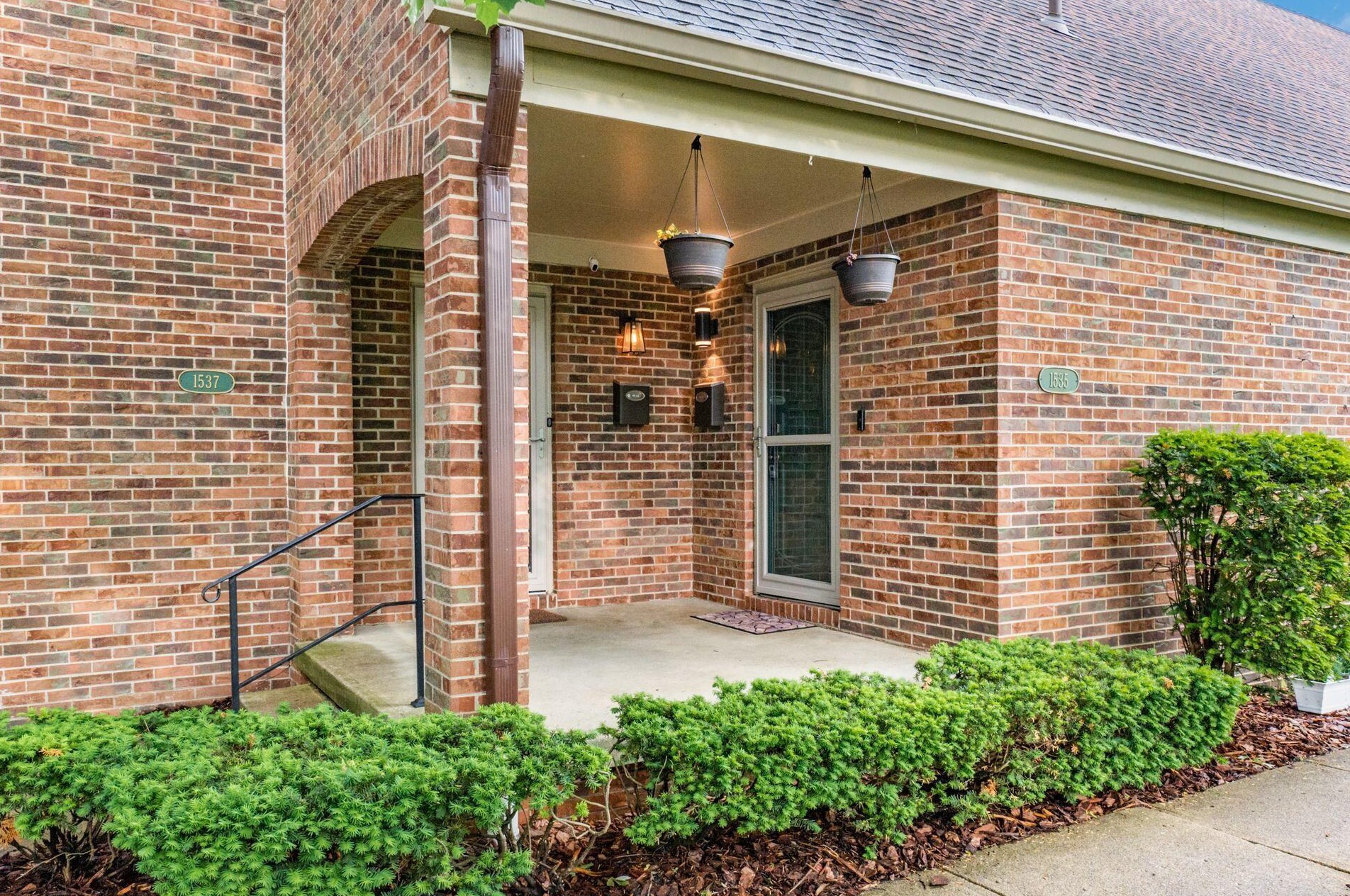 1535 Sandringham Ct, Columbus OH  43220-3834 exterior