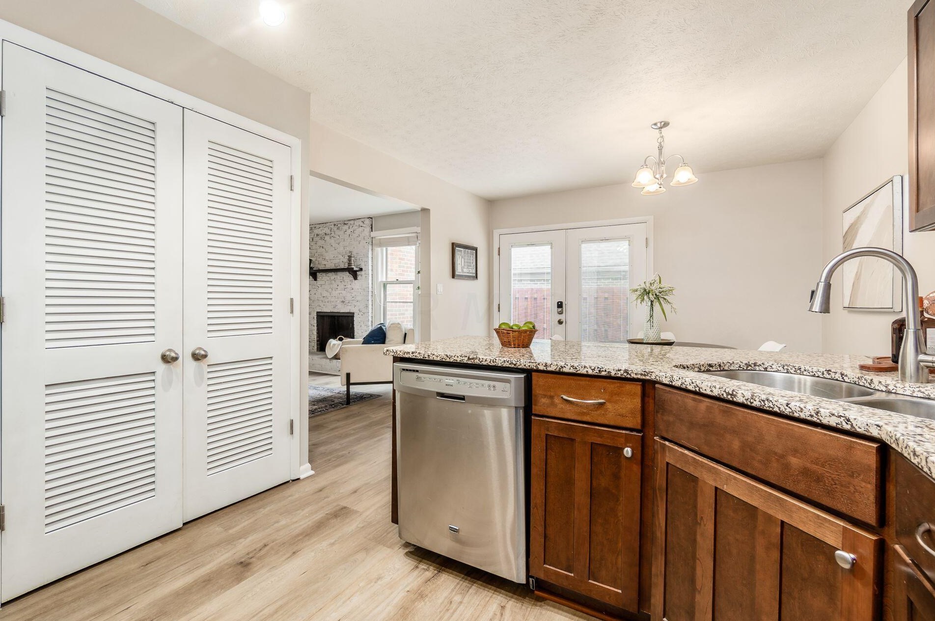 1535 Sandringham Ct, Columbus OH  43220-3834 exterior