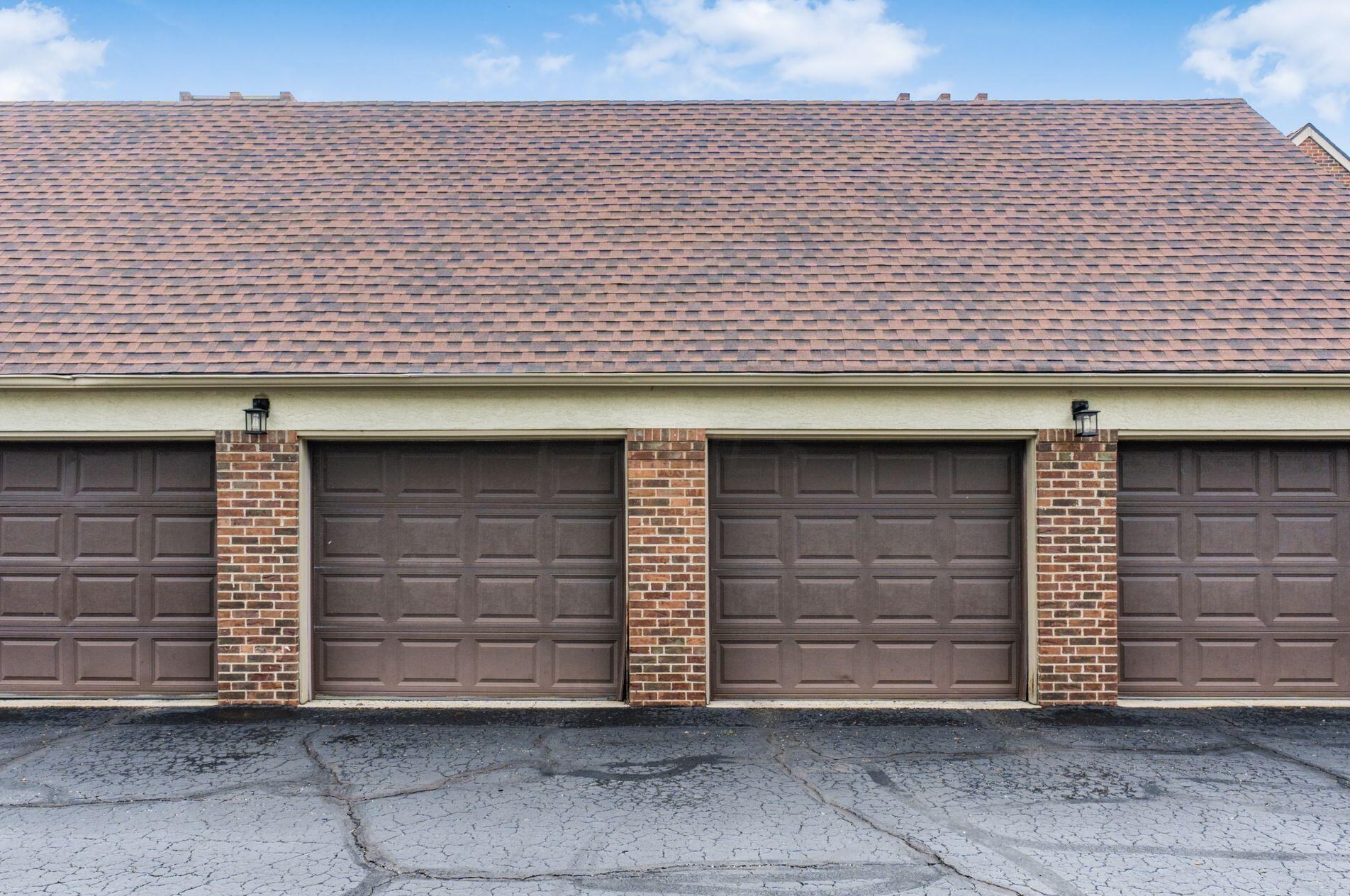 1535 Sandringham Ct, Columbus OH  43220-3834 exterior