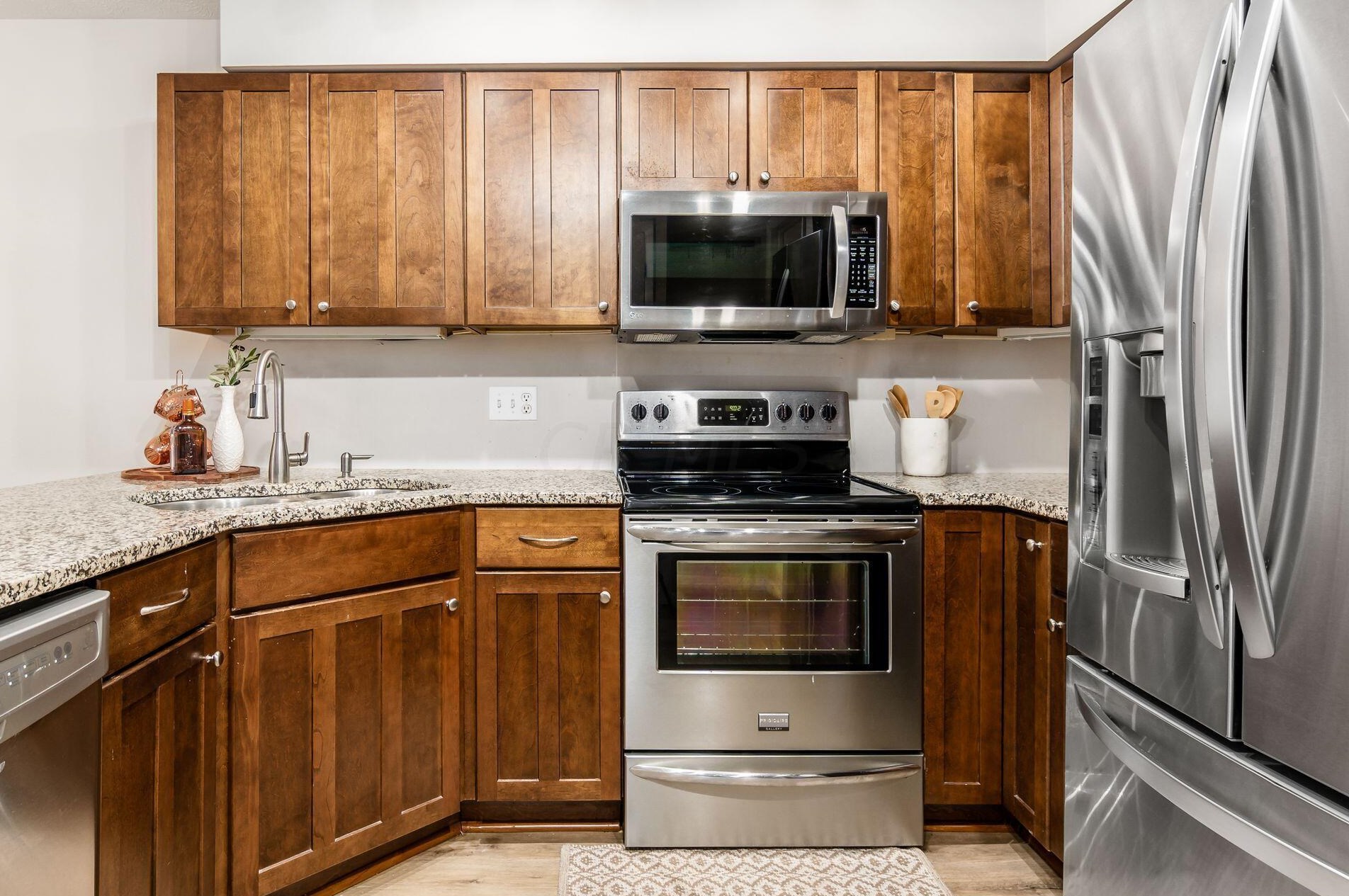 1535 Sandringham Ct, Columbus OH  43220-3834 exterior