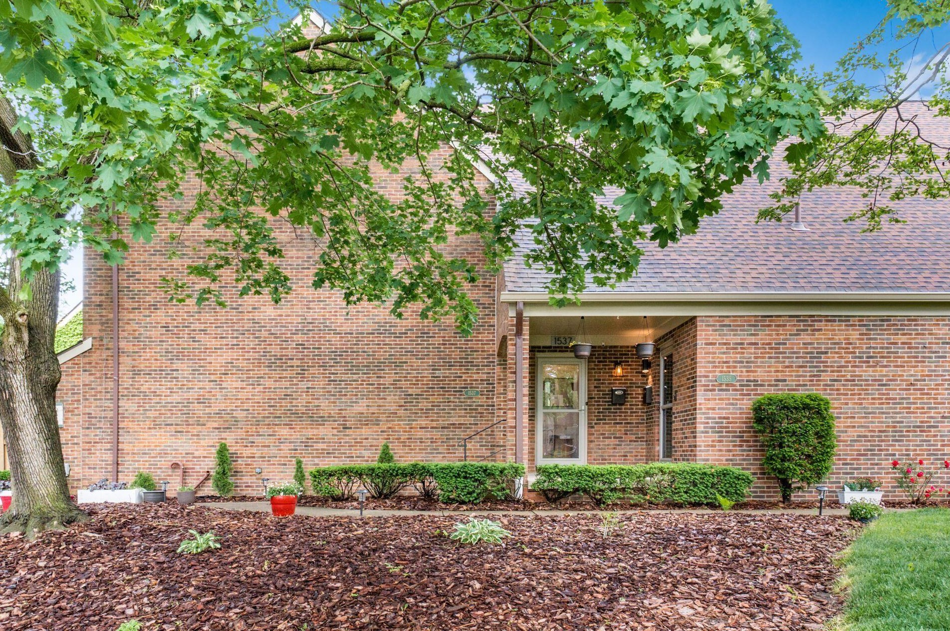 1535 Sandringham Ct, Columbus OH  43220-3834 exterior