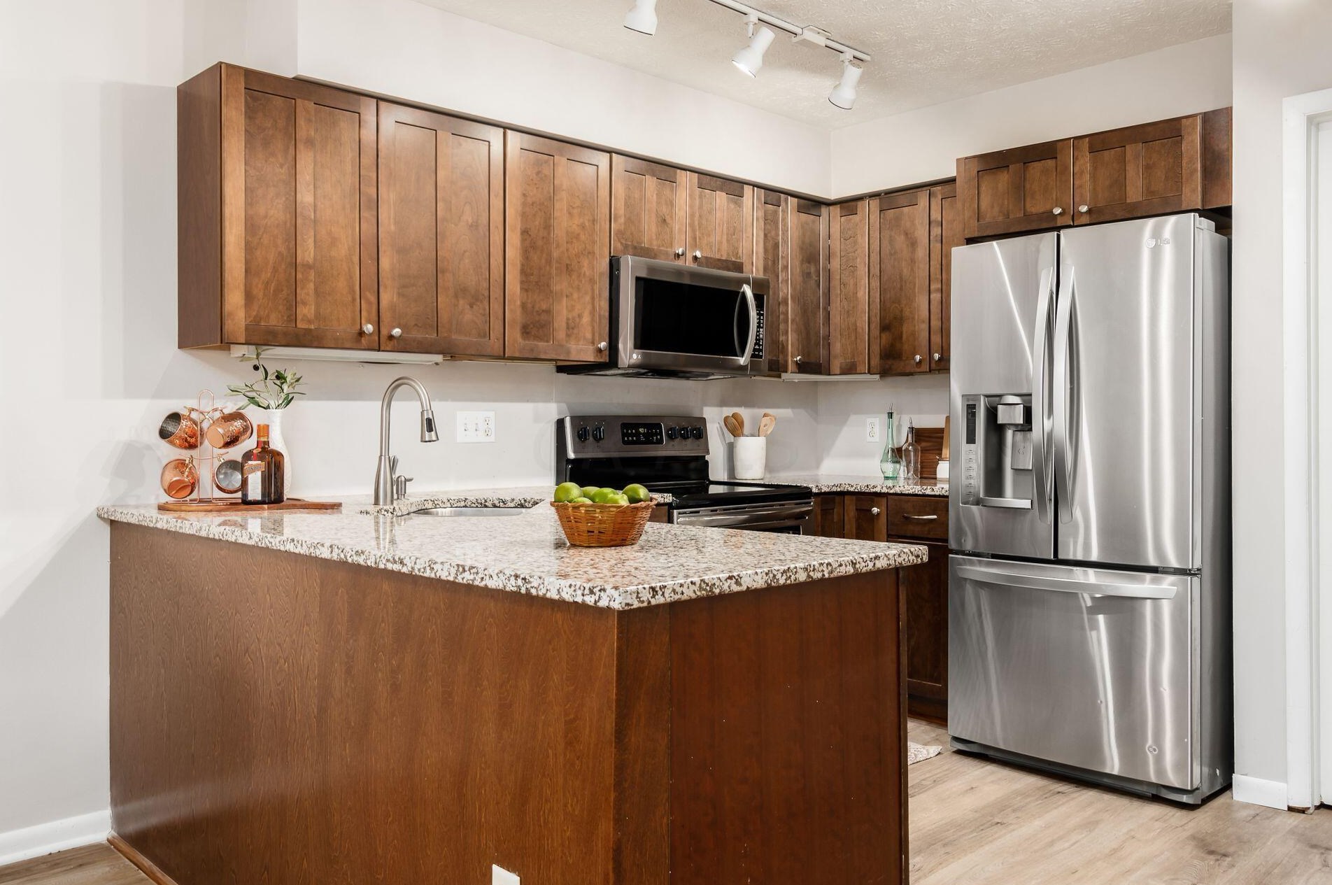 1535 Sandringham Ct, Columbus OH  43220-3834 exterior