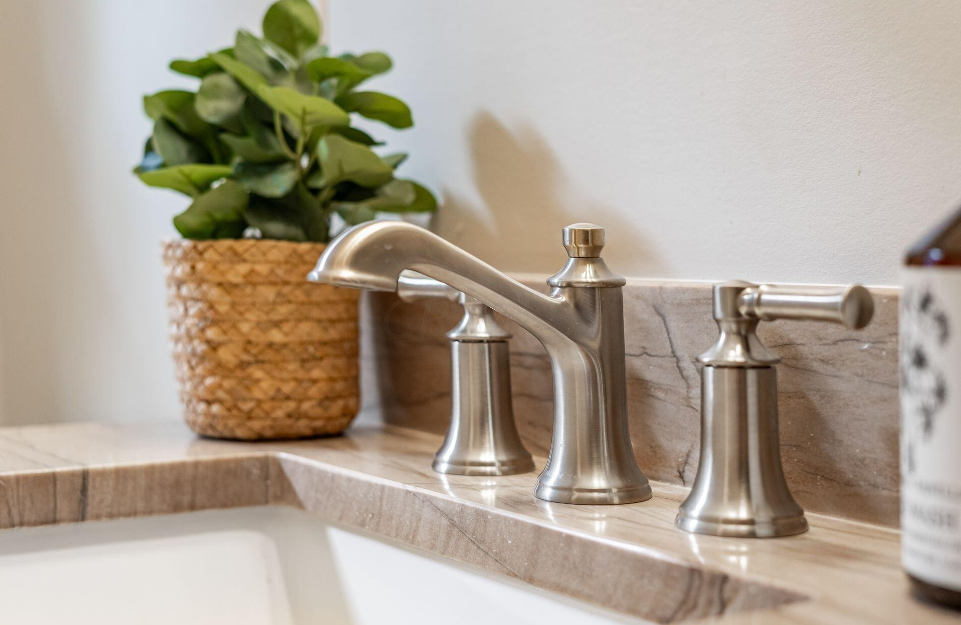 1663 Bryden Rd, Columbus OH  43205-2121 exterior