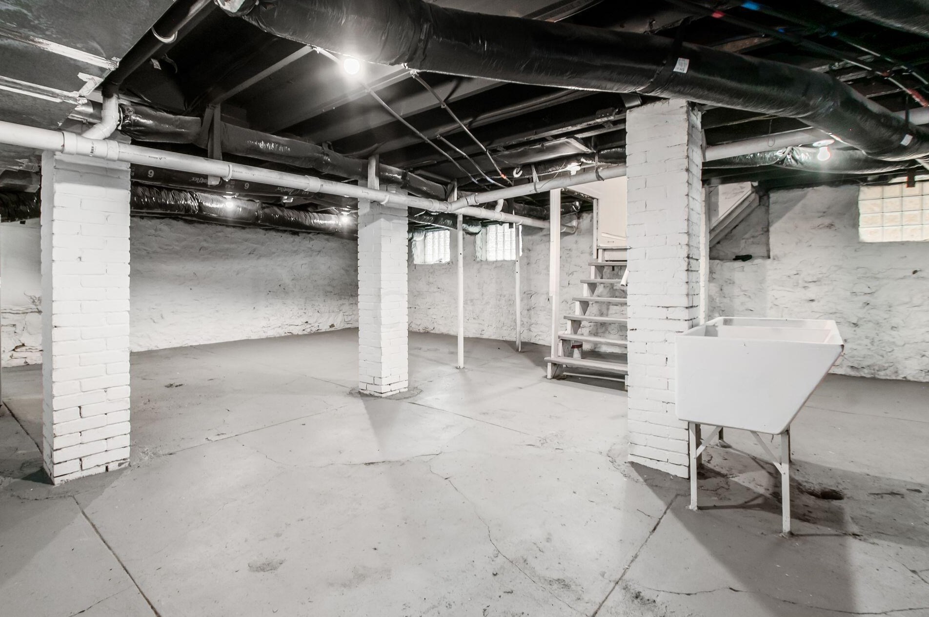 1663 Bryden Rd, Columbus OH  43205-2121 exterior