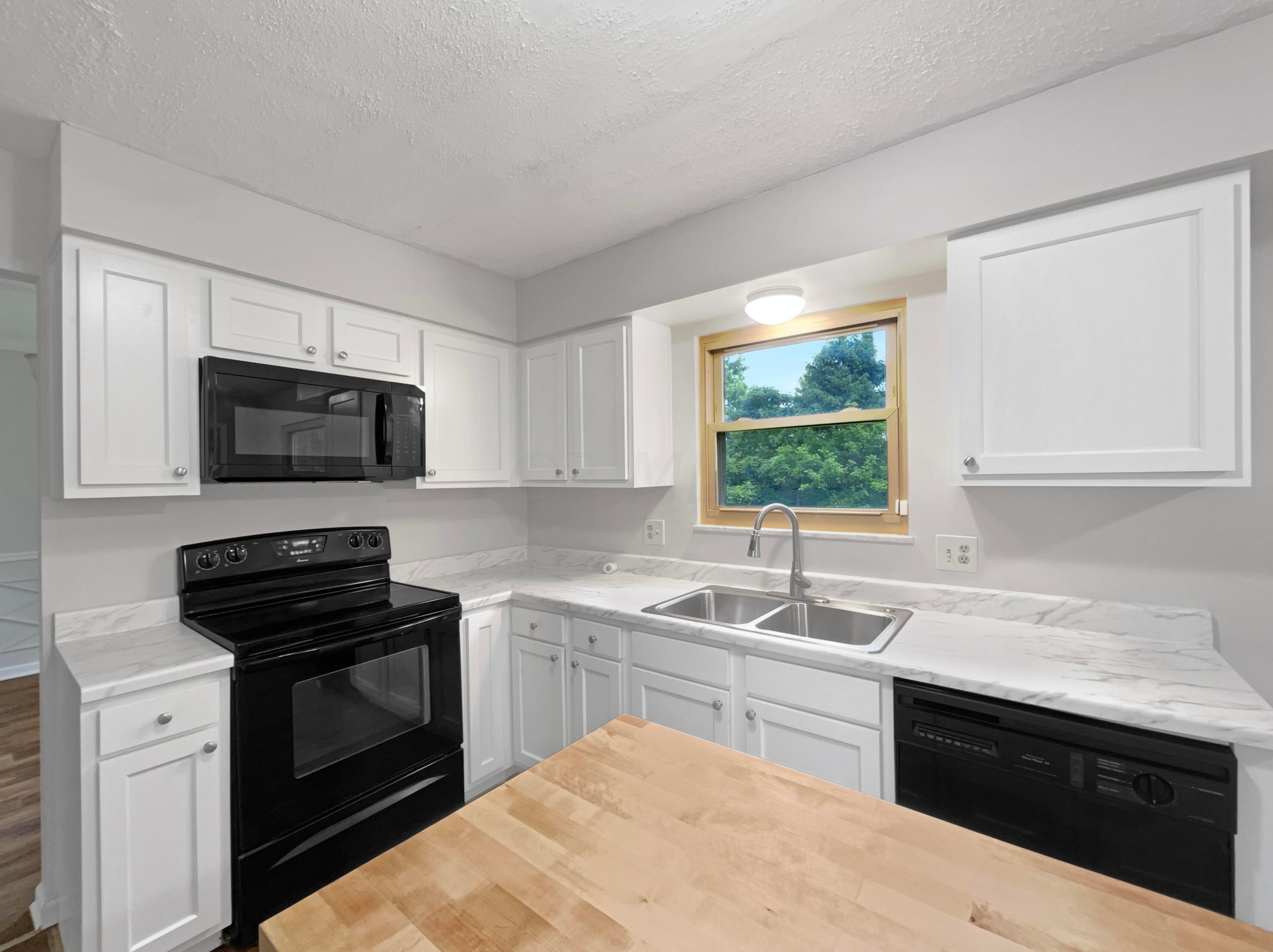 1300 Knollwood Dr, Columbus OH 43232 exterior