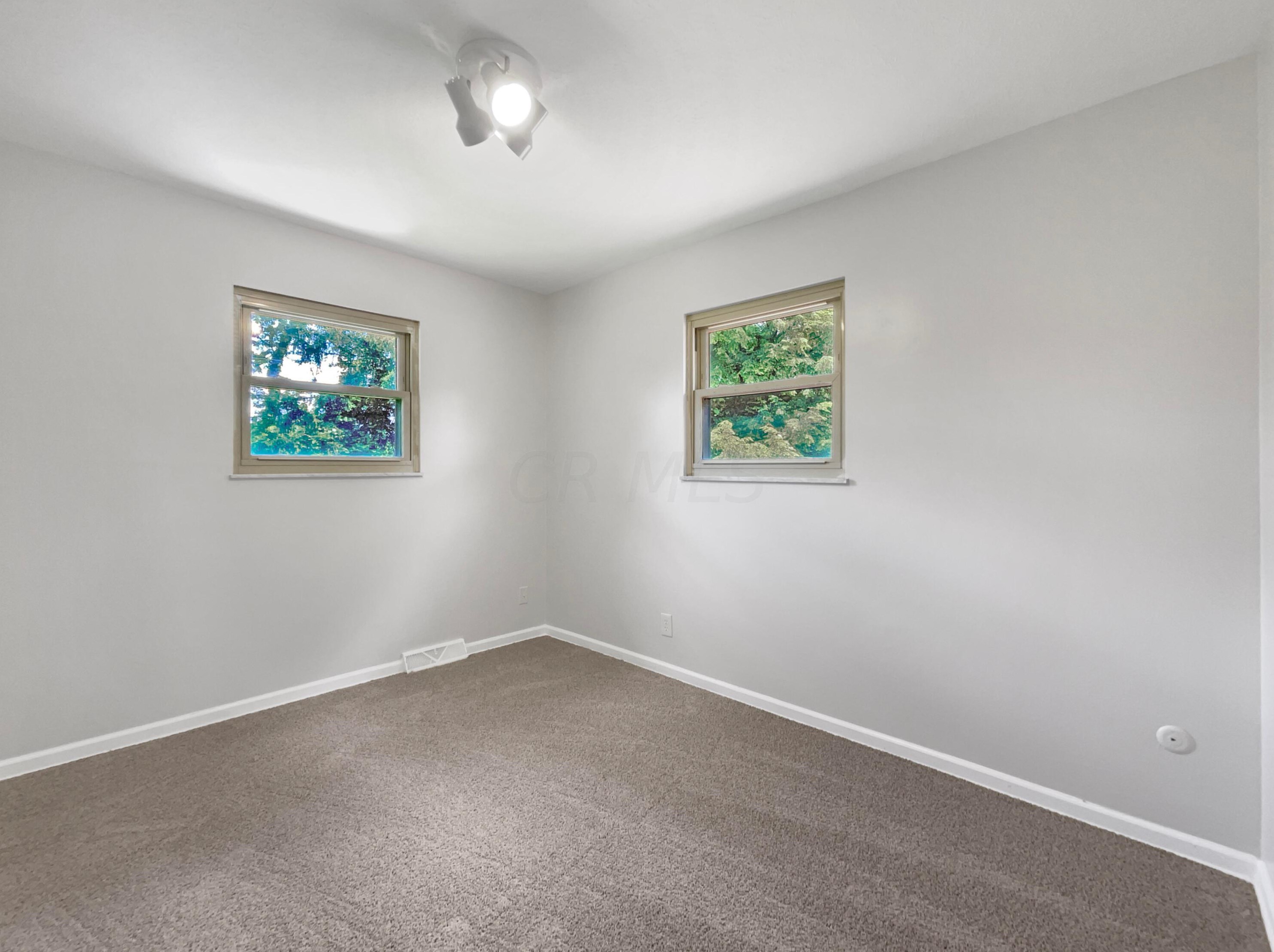 1300 Knollwood Dr, Columbus OH 43232 exterior