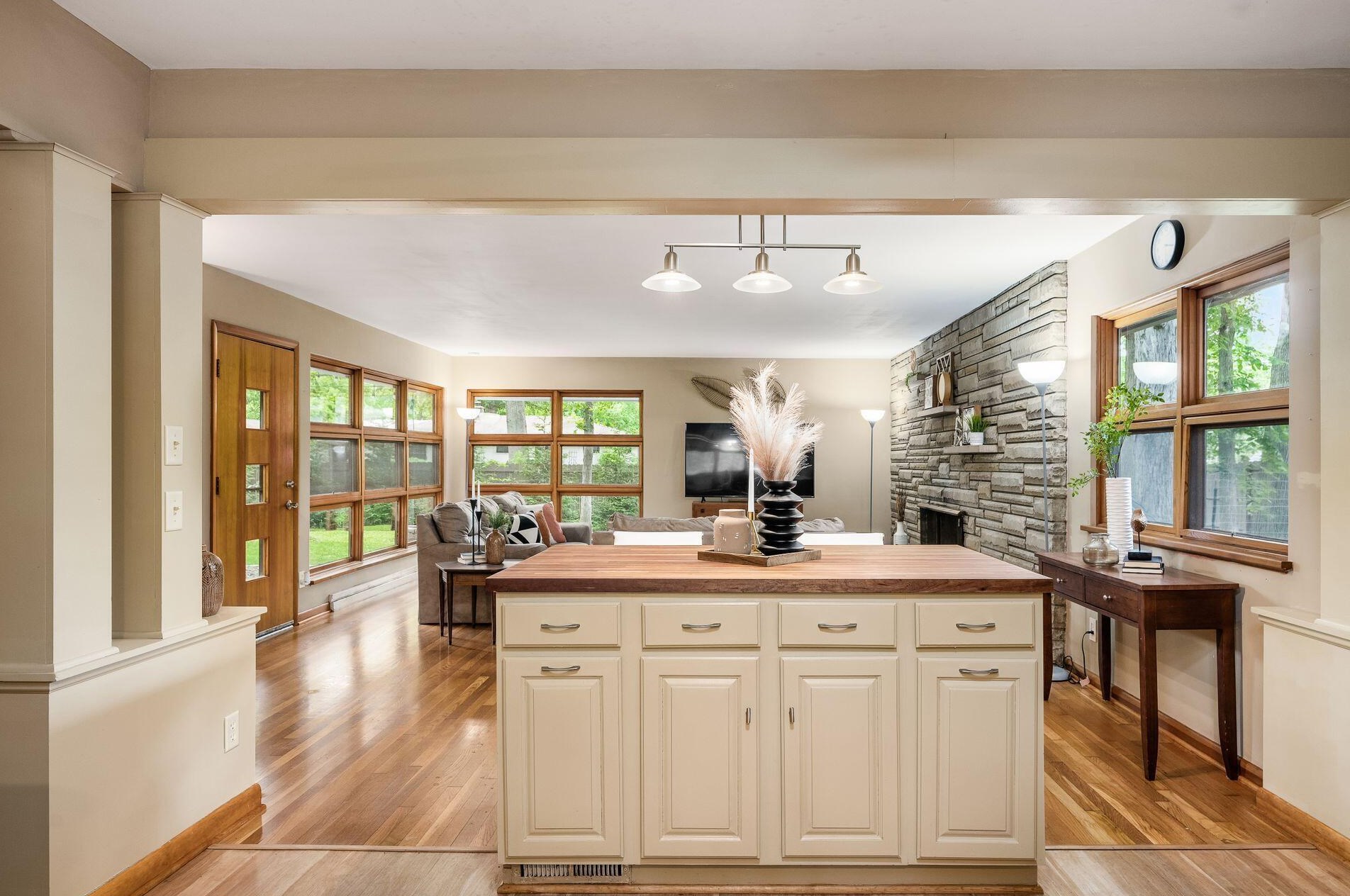 2660 Minerva Lake Rd, Columbus OH  43231-4870 exterior