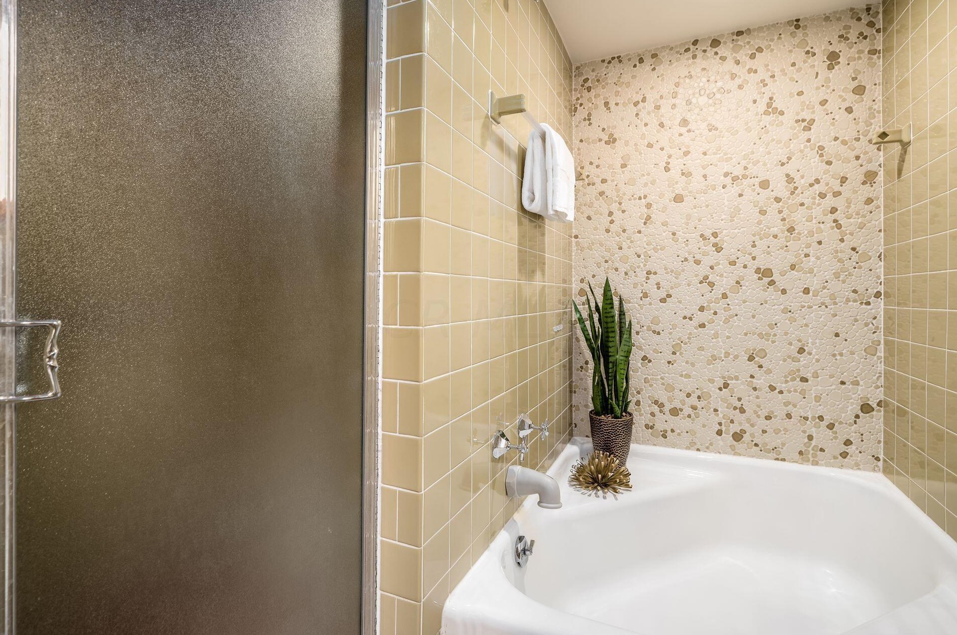 2660 Minerva Lake Rd, Columbus OH  43231-4870 exterior