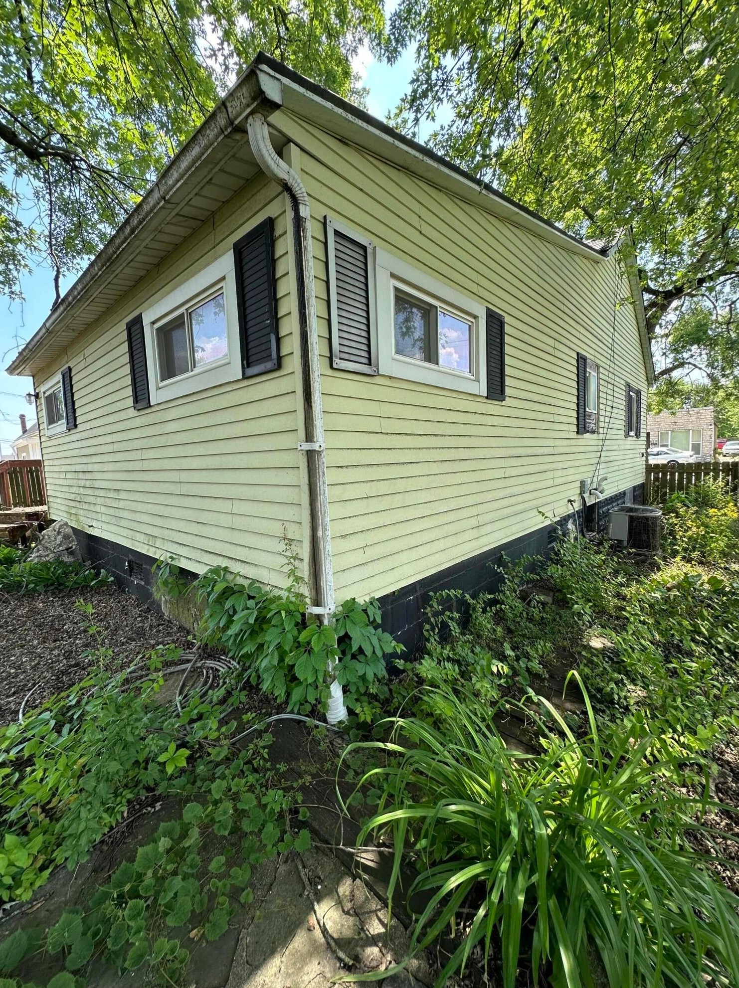 2342 Valleyview Dr, Columbus OH  43204-3456 exterior