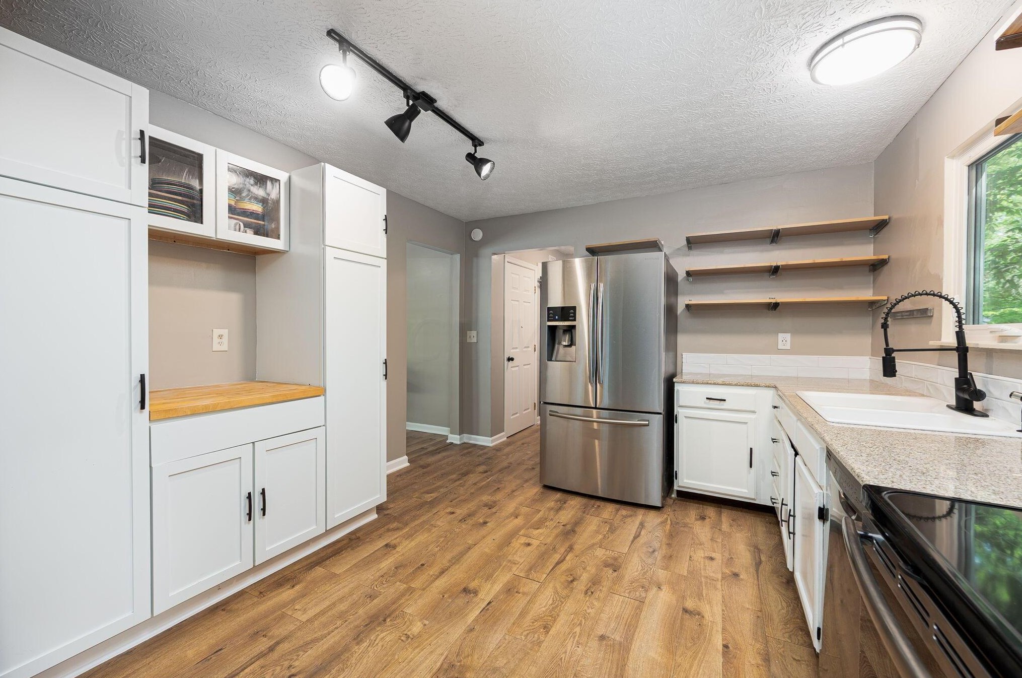 915 Hartney Dr, Columbus OH  43230-1615 exterior