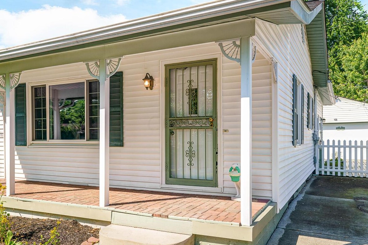 1247 Huntly Dr, Columbus OH  43227-1324 exterior